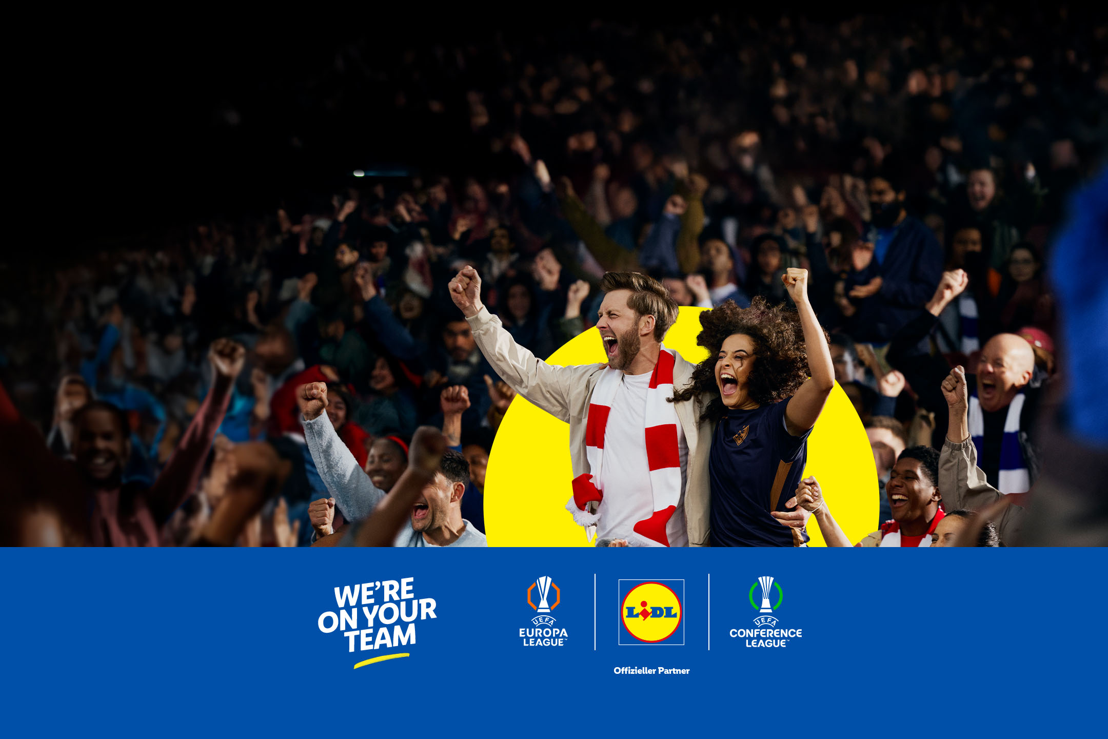 Jubelnde Fußballfans im Stadion, mit Logos der UEFA Europa League, der UEFA Conference League und Lidl. We're on your team.