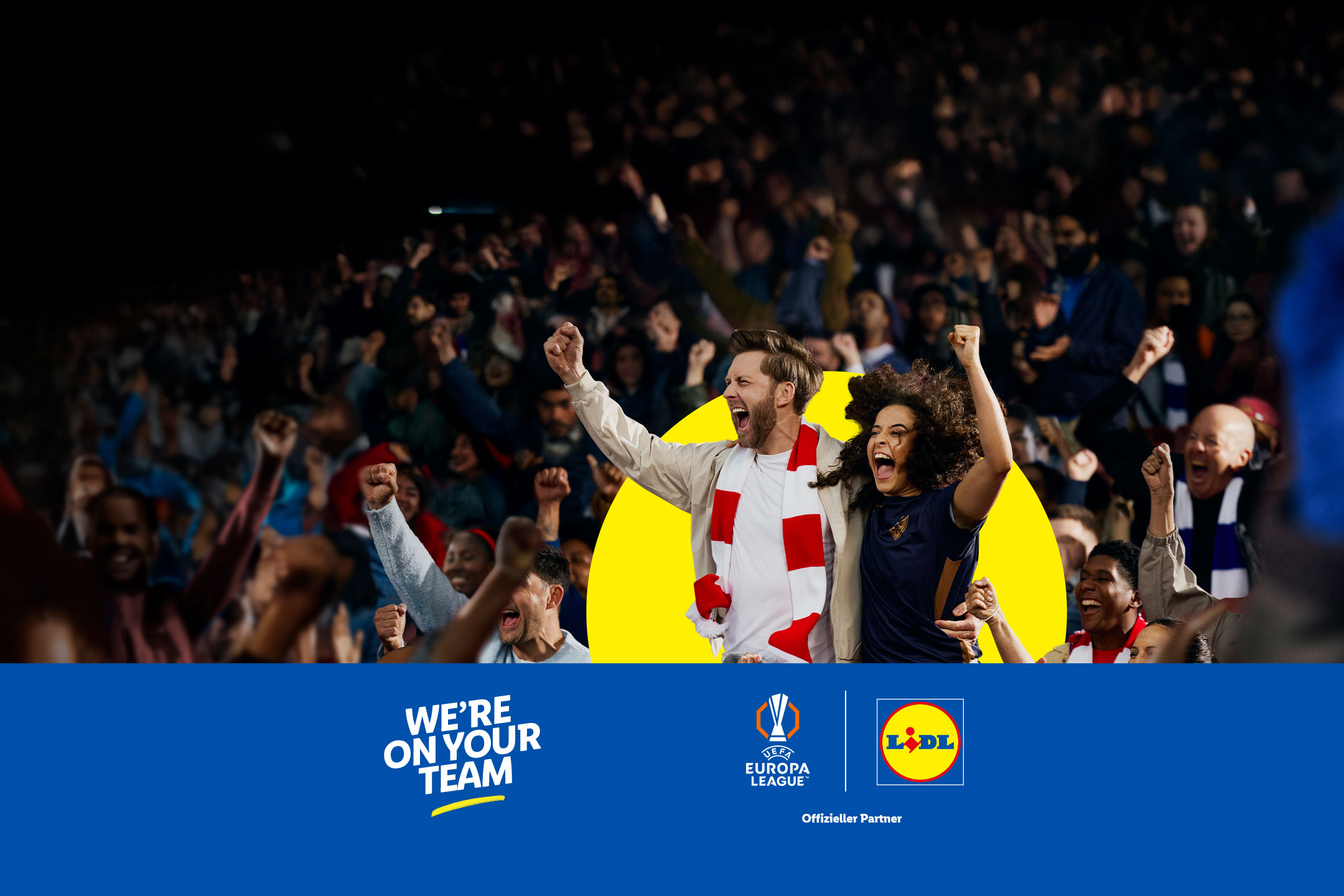 Jubelnde Fußballfans im Stadion, mit Logos für die UEFA Europa League und Lidl. We're on your team.