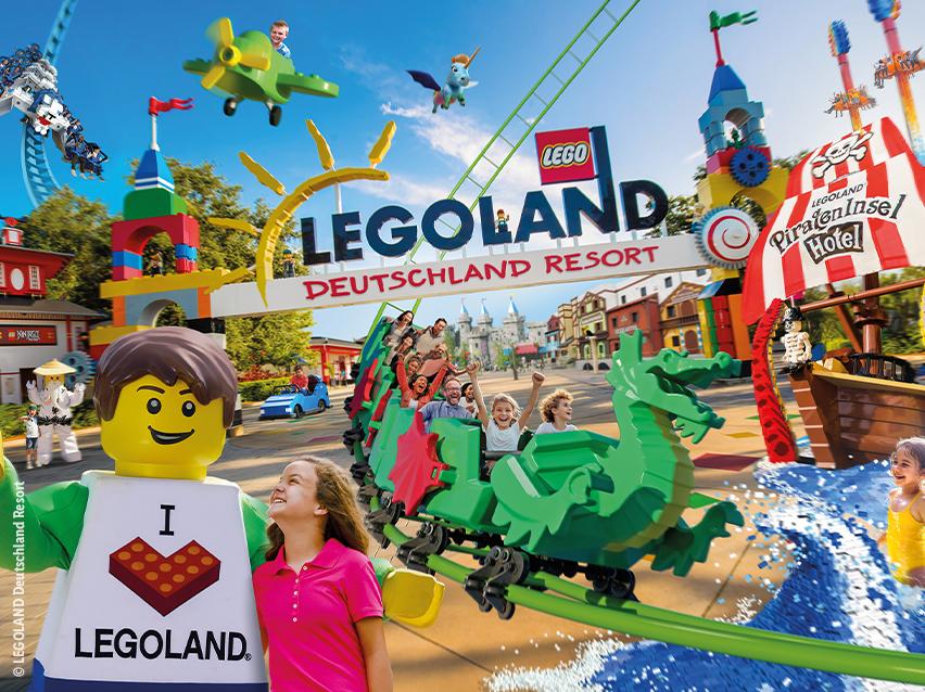 Mädchen blickt zu einer großen Lego-Figur auf, im Hintergrund fahren Besucher auf einer Drachen-Achterbahn durch das Legoland.