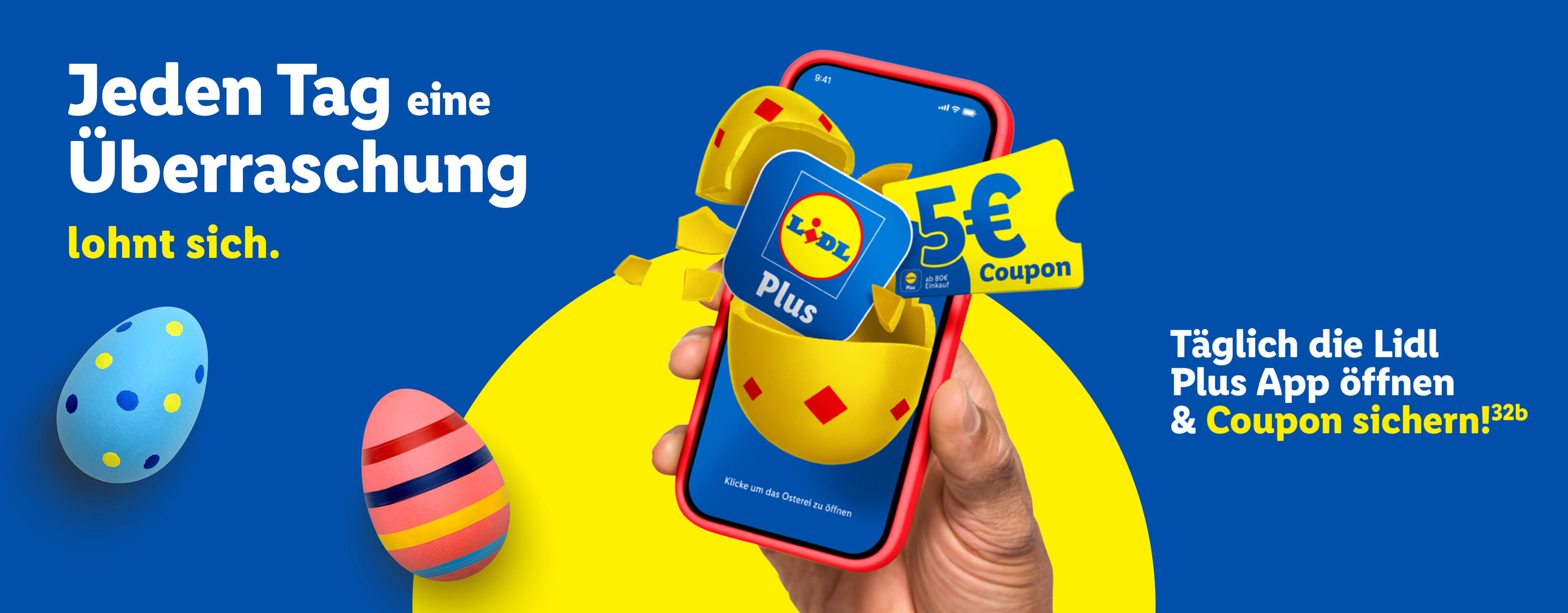 Oster-Aktion: Ein Smartphone zeigt eine digitale Überraschung mit einem 5€ Coupon, umgeben von Ostereiern.