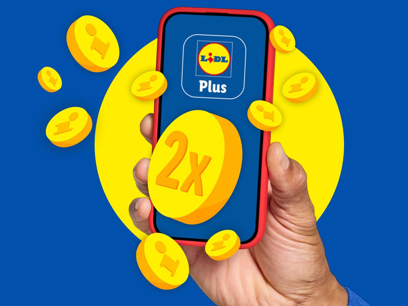 Hand hält Smartphone mit App-Logo und 'Plus', umgeben von goldenen Münzen mit '2x' und 'i'-Symbolen.