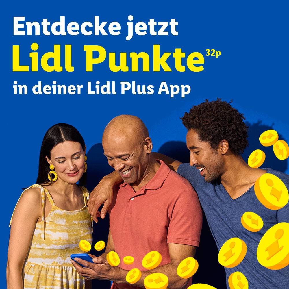 Drei lächelnde Personen schauen auf ein Smartphone, umgeben von goldenen Münzen. Text: Entdecke jetzt Punkte in deiner App.
