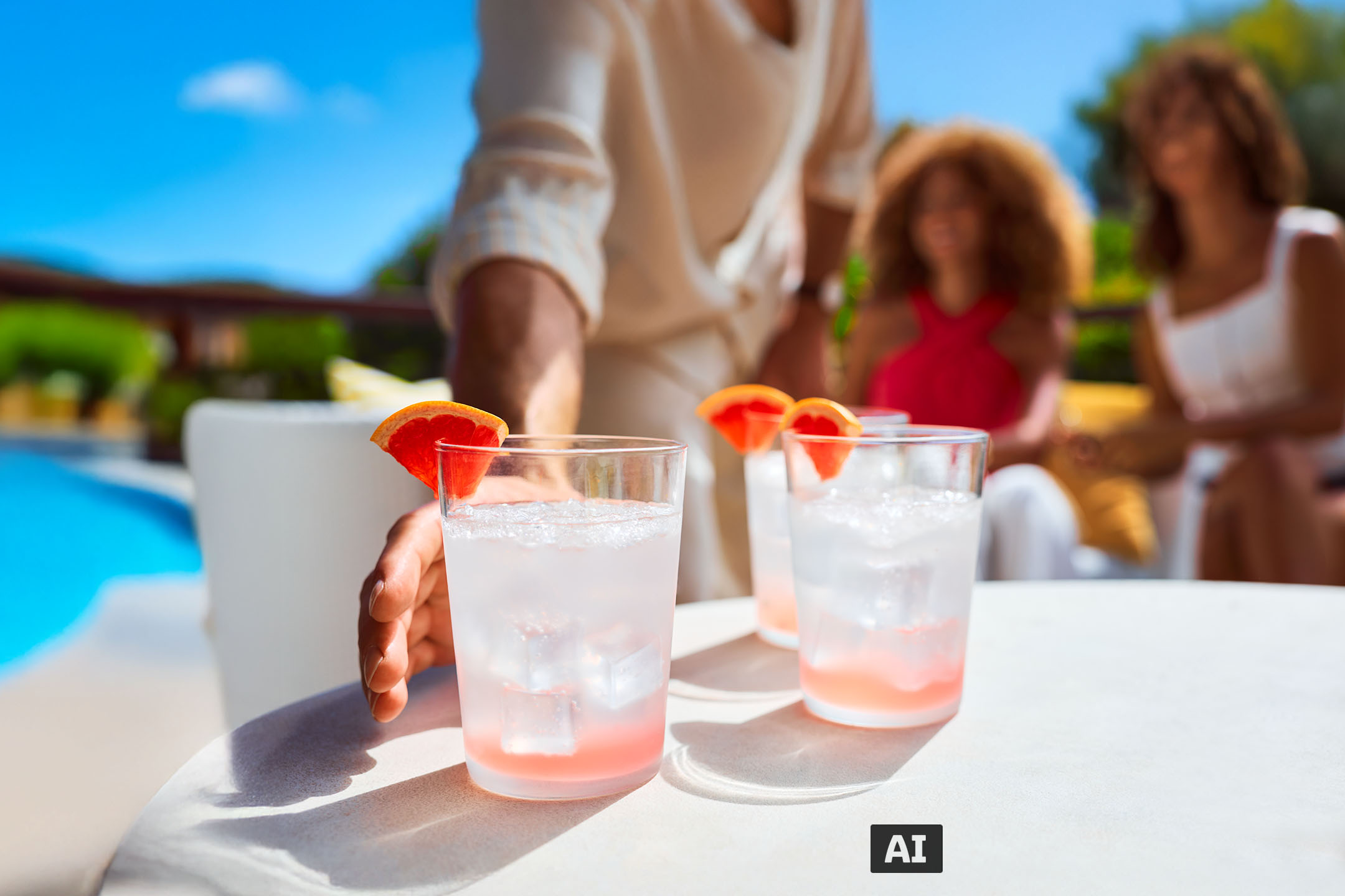 Erfrischende Grapefruit-Cocktails am Pool an einem sonnigen Tag.