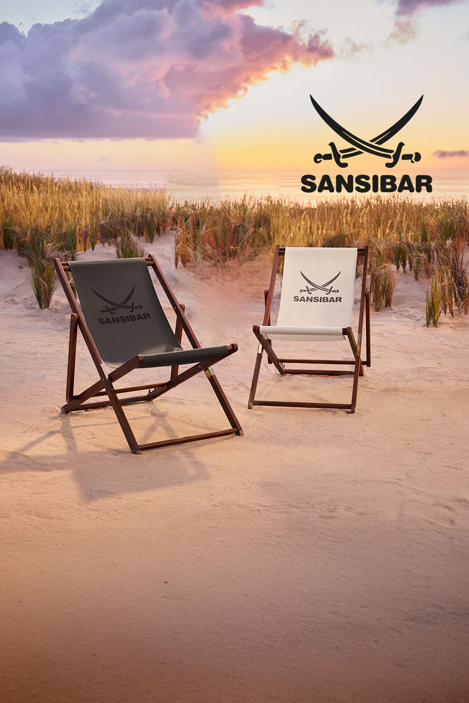 AI-generiert: Zwei Strandstühle mit Säbel-Logo und Schriftzug „SANSIBAR“ am Strand bei Sonnenuntergang.
