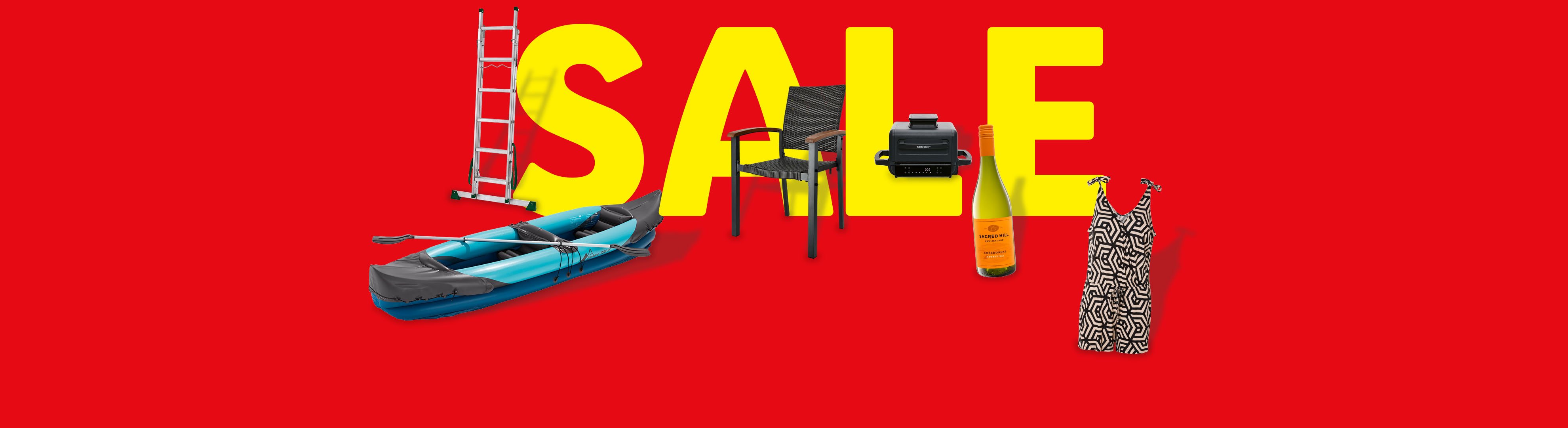 Rotes Banner mit gelbem „SALE“-Schriftzug und verschiedenen Produkten wie Kajak, Leiter, Stuhl, Grill, Weinflasche und Kleid.