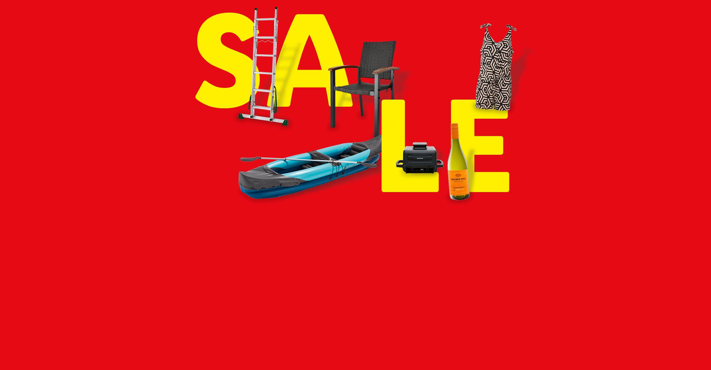 Rotes Banner mit gelbem „SALE“-Schriftzug und verschiedenen Produkten wie Kajak, Leiter, Stuhl, Grill, Weinflasche und Kleid.