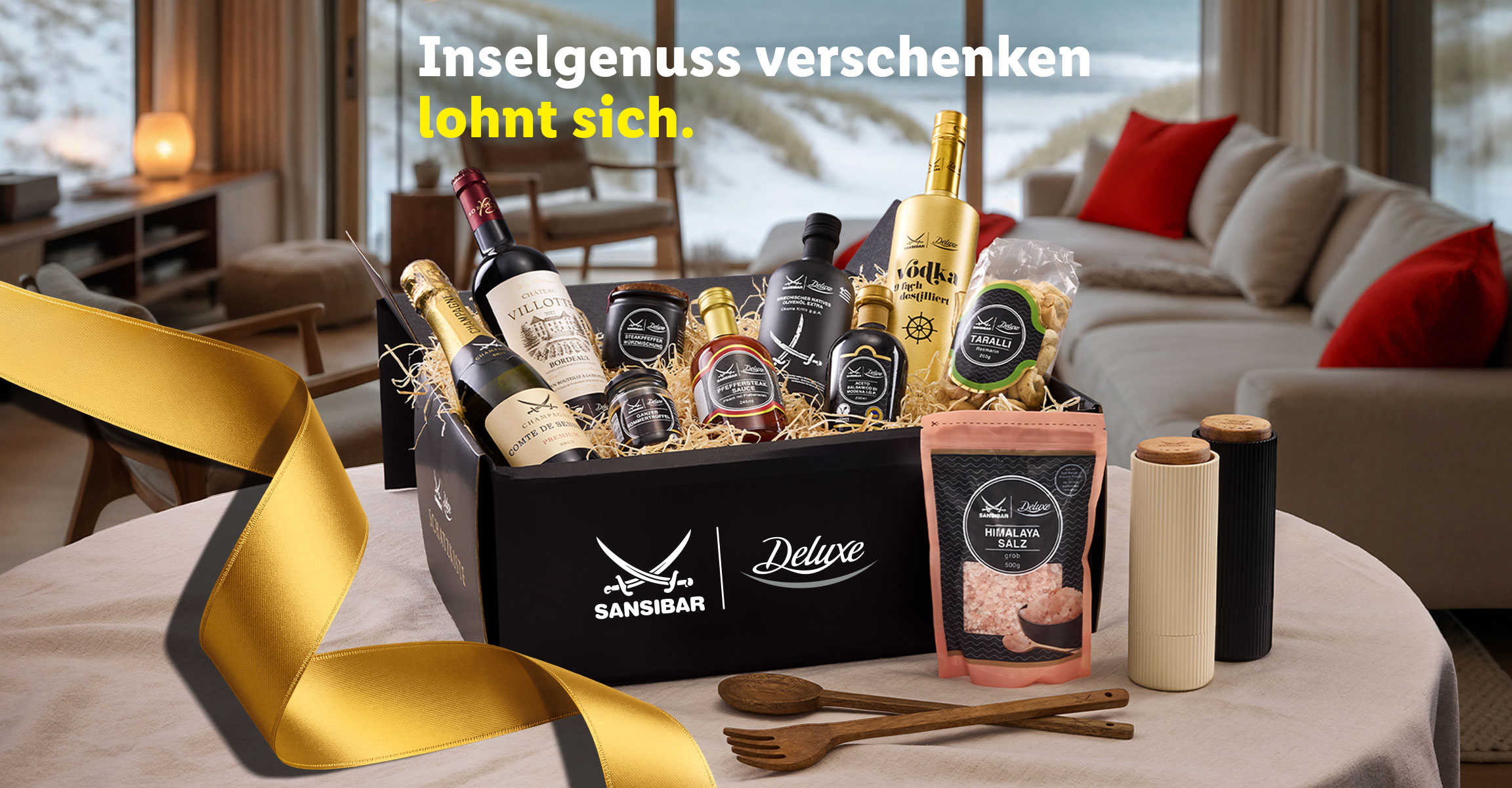 Sansibar Deluxe Geschenkbox gefüllt mit Wein, Champagner, Wodka, Olivenöl, Gewürzen und Snacks, daneben Himalayasalz und Gewürzmühlen auf einem Tisch mit dem Text: Inselgenuss verschenken lohnt sich.