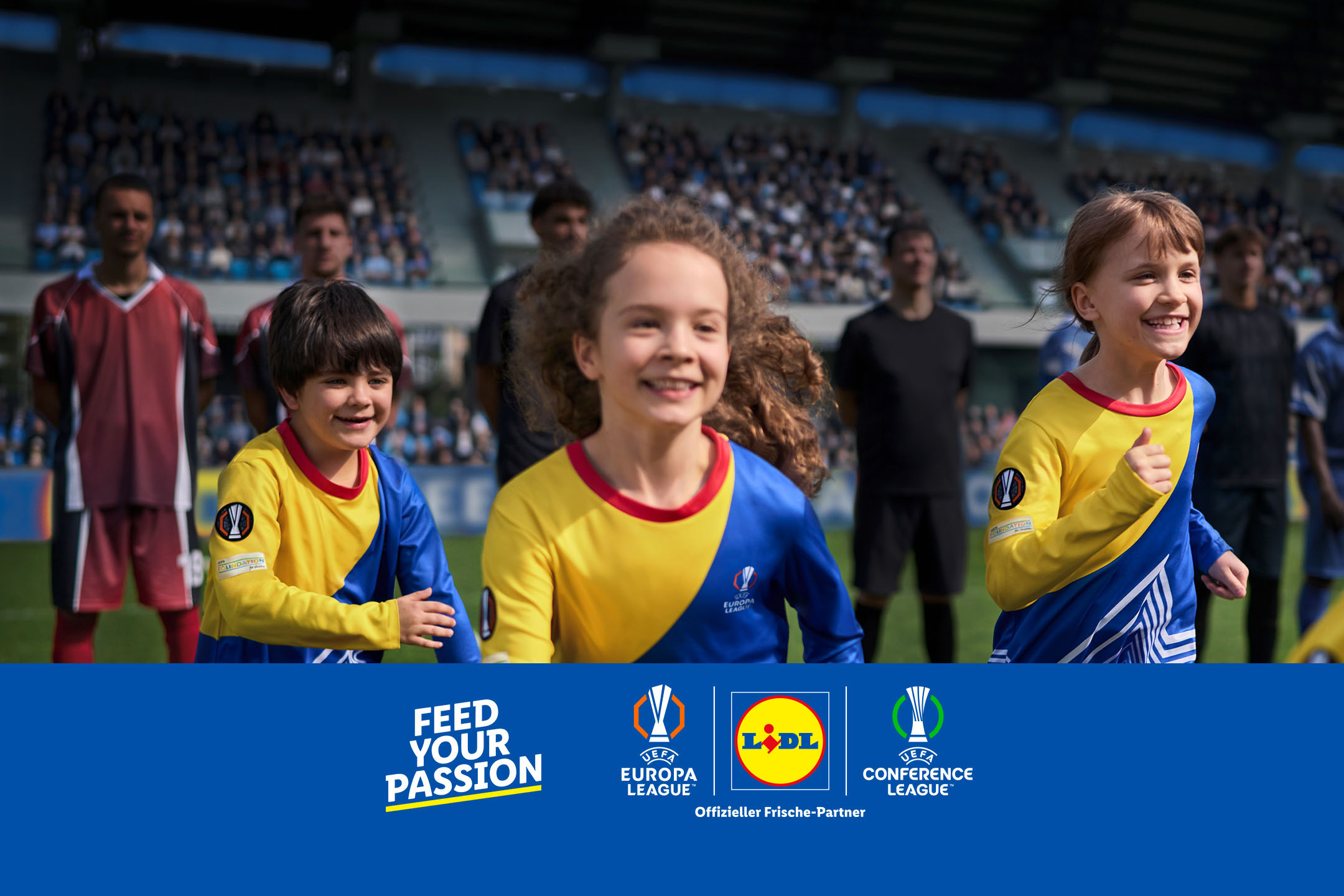 AI-generiert: Feed your passion: Fröhliche Kinder in Fußballtrikots laufen auf das Spielfeld ein neben Logos für UEFA Europa League und UEFA Conference League. Lidl ist Offizieller Frische-Partner.