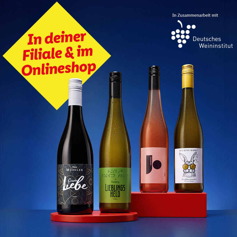 Vier verschiedene Weinflaschen vor blauem Hintergrund mit dem Hinweis „In deiner Filiale & im Onlineshop“ und dem Logo des Deutschen Weininstituts.