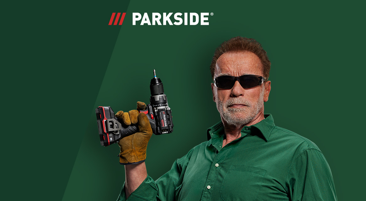Arnold Schwarzenegger zeigt Parkside Bohrmaschine.