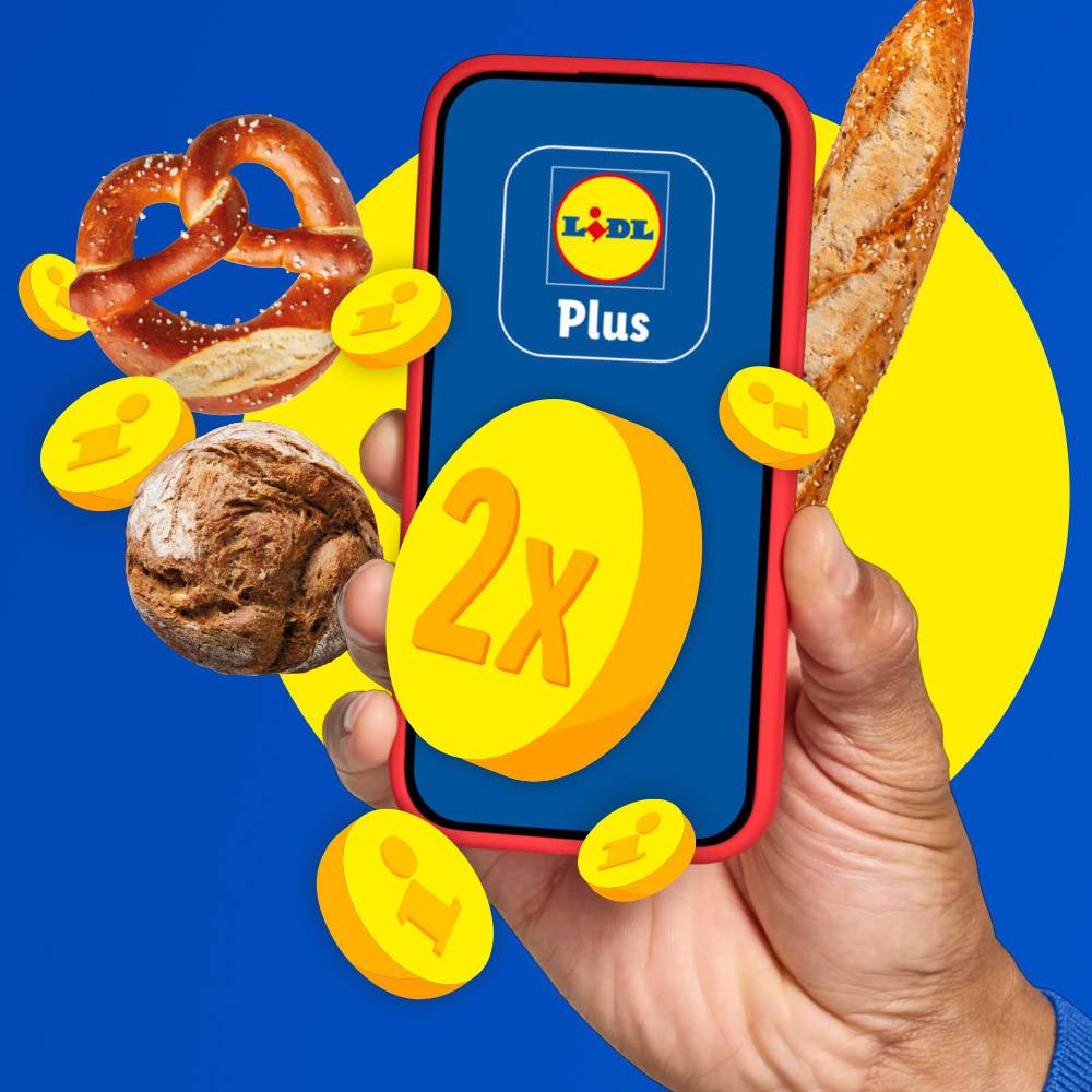 Hand hält Smartphone mit App-Logo und 2x-Symbol, umgeben von Backwaren und Münzen.