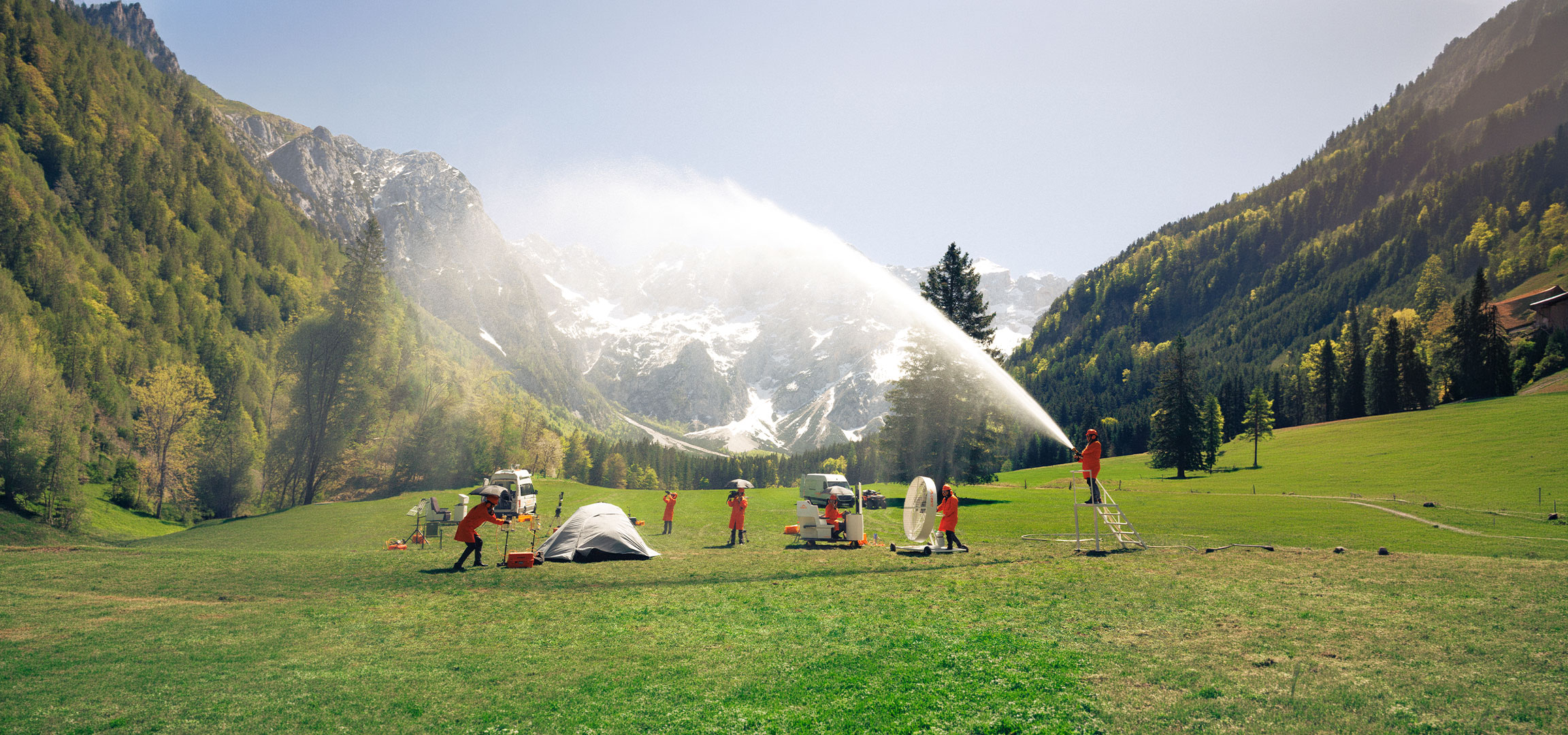 AI-generiert: Personen in orangefarbener Schutzkleidung testen Camping- und Outdoor-Ausrüstung auf einer Wiese.