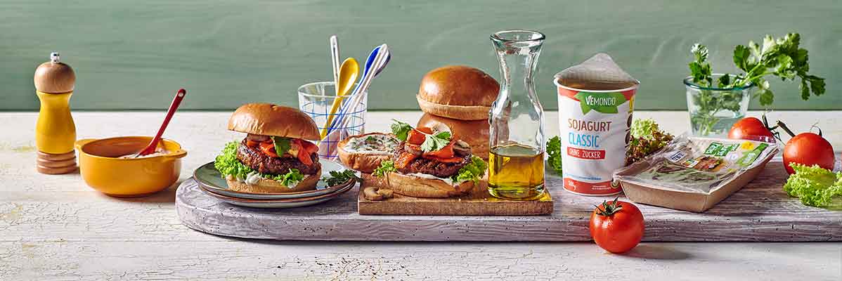 Vegetarische Burger, Vemondo Sojajoghurt und frische Zutaten.