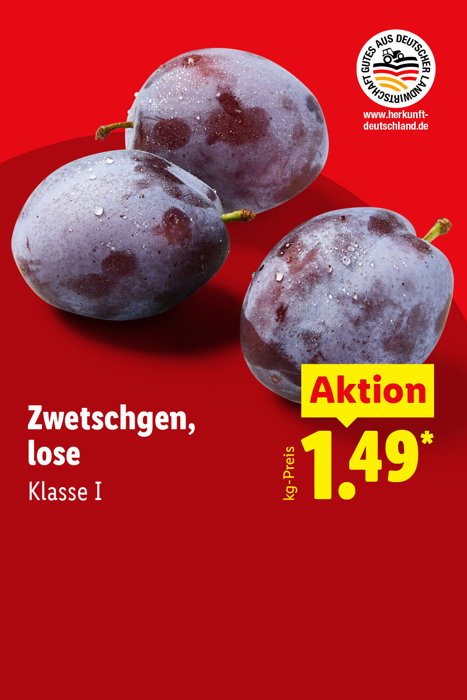 Drei frische Zwetschgen mit Wassertropfen auf rotem Hintergrund, beworben als Aktion für 1,49 €/kg.
