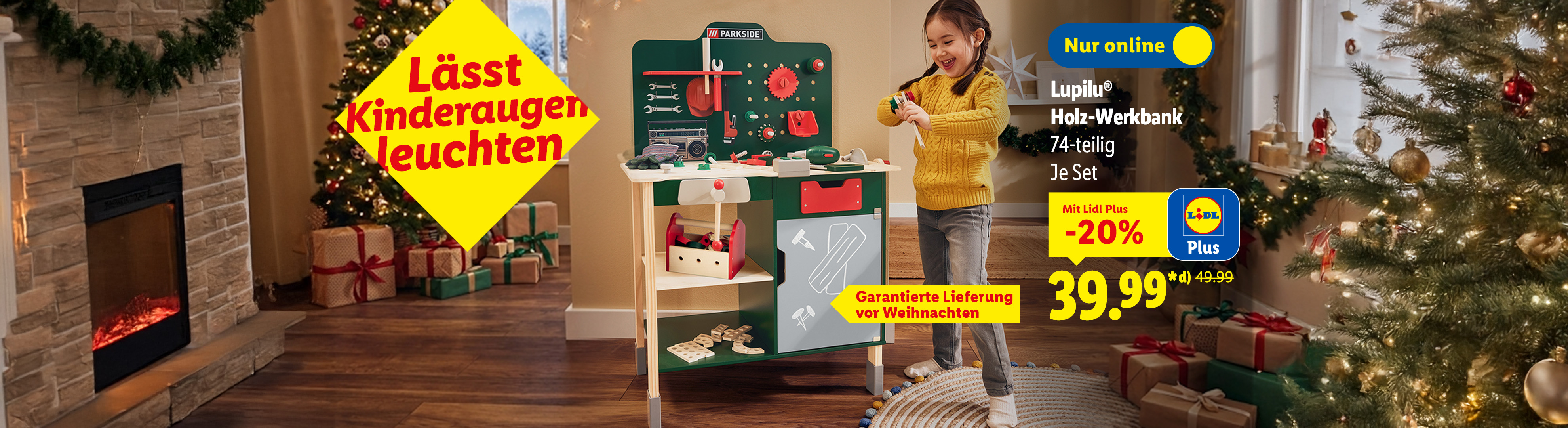 Ein Mädchen spielt mit einer Lupilu Holz-Werkbank in einem weihnachtlich dekorierten Raum.