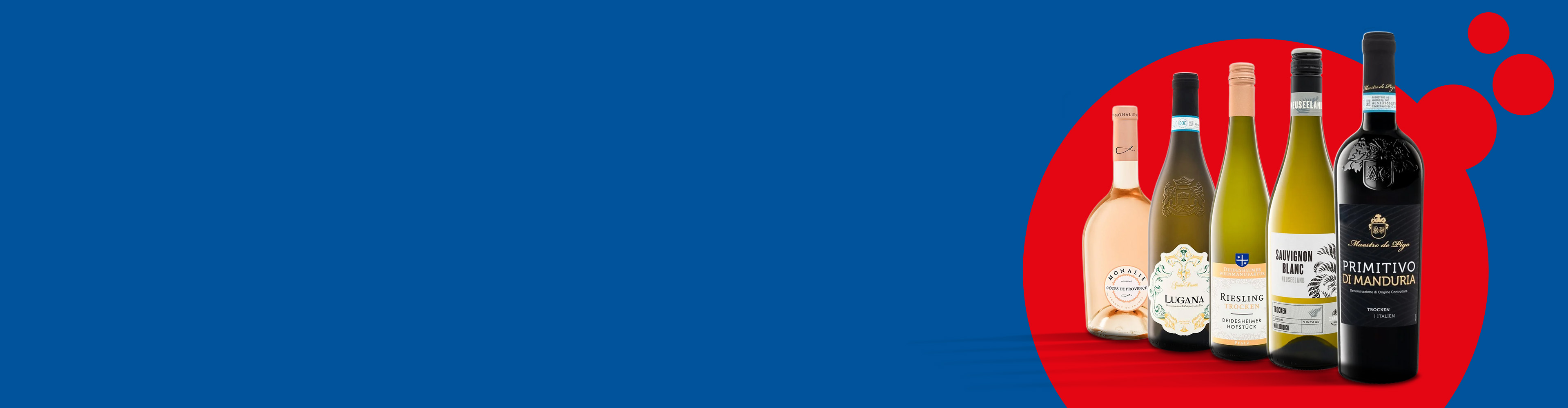 Eine Reihe von Weinflaschen, darunter Rosé, Lugana, Riesling, Sauvignon Blanc und Primitivo di Manduria, vor blauem Hintergrund mit roten Kreisen.