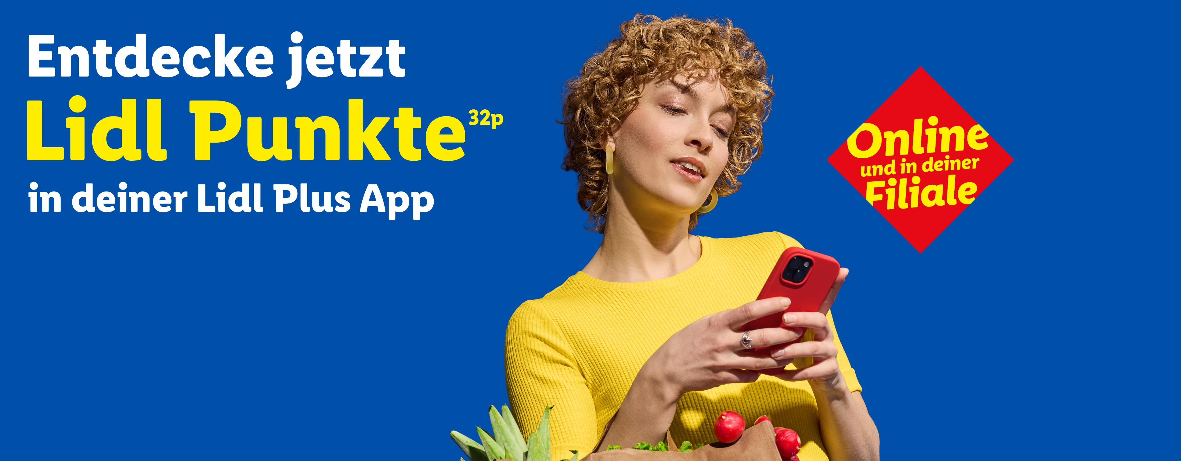 Eine Frau mit Einkaufstüte und Smartphone, bewirbt Lidl Punkte in der Lidl Plus App, online und in der Filiale.