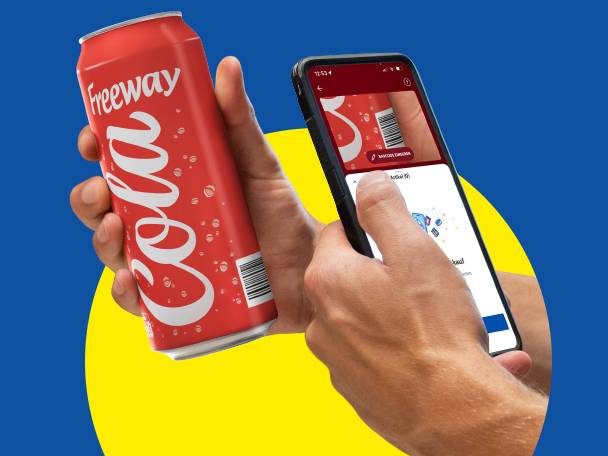 Eine Hand hält eine rote Cola-Dose, während eine andere Hand ein Smartphone mit Barcode-Scan-App bedient.