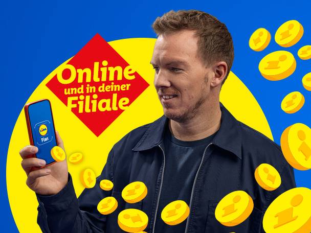Mann hält Smartphone mit App, umgeben von Münzen und dem Text 'Online und in deiner Filiale'.