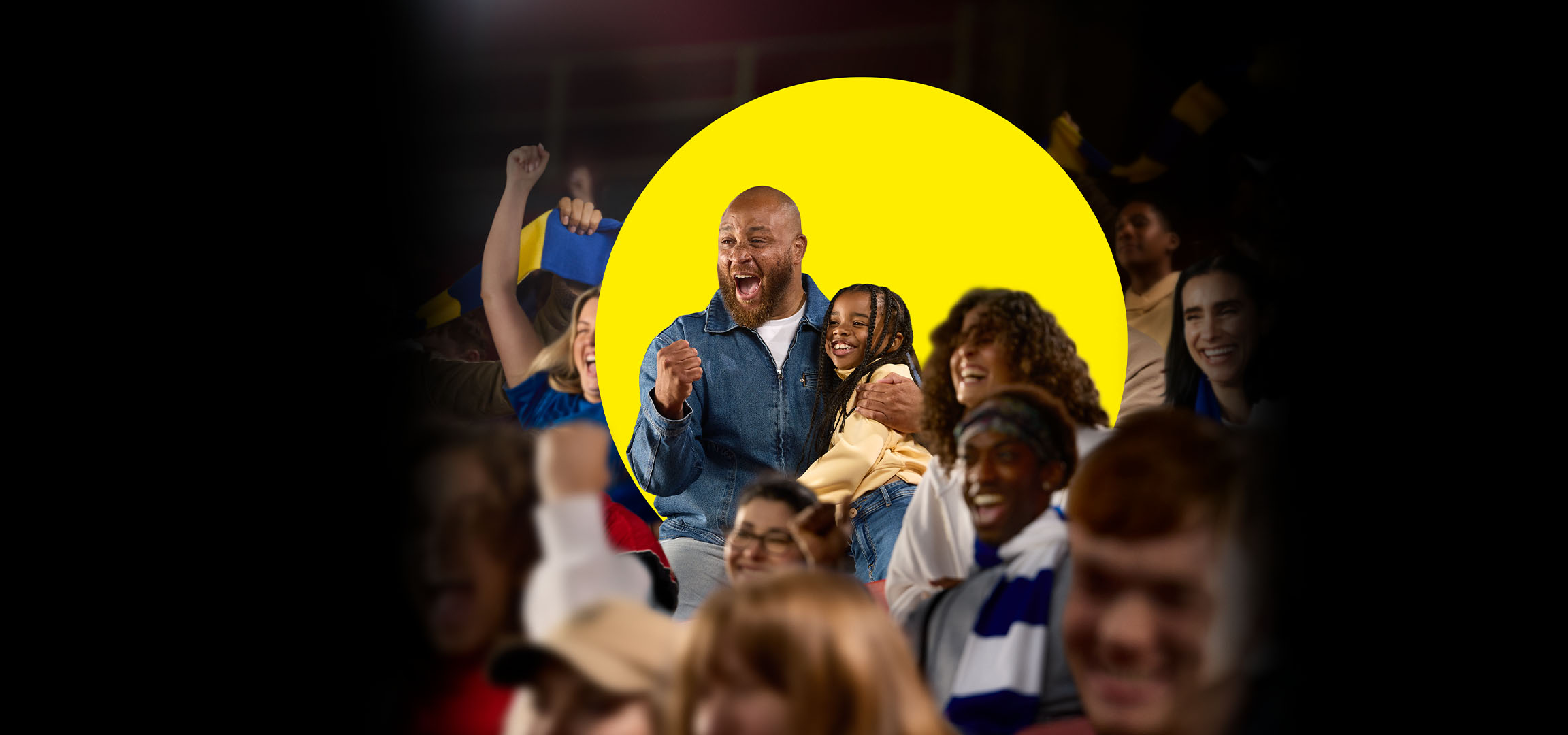 Eine lächelnde Menschenmenge, darunter ein Vater und seine Tochter, genießen ein Event.