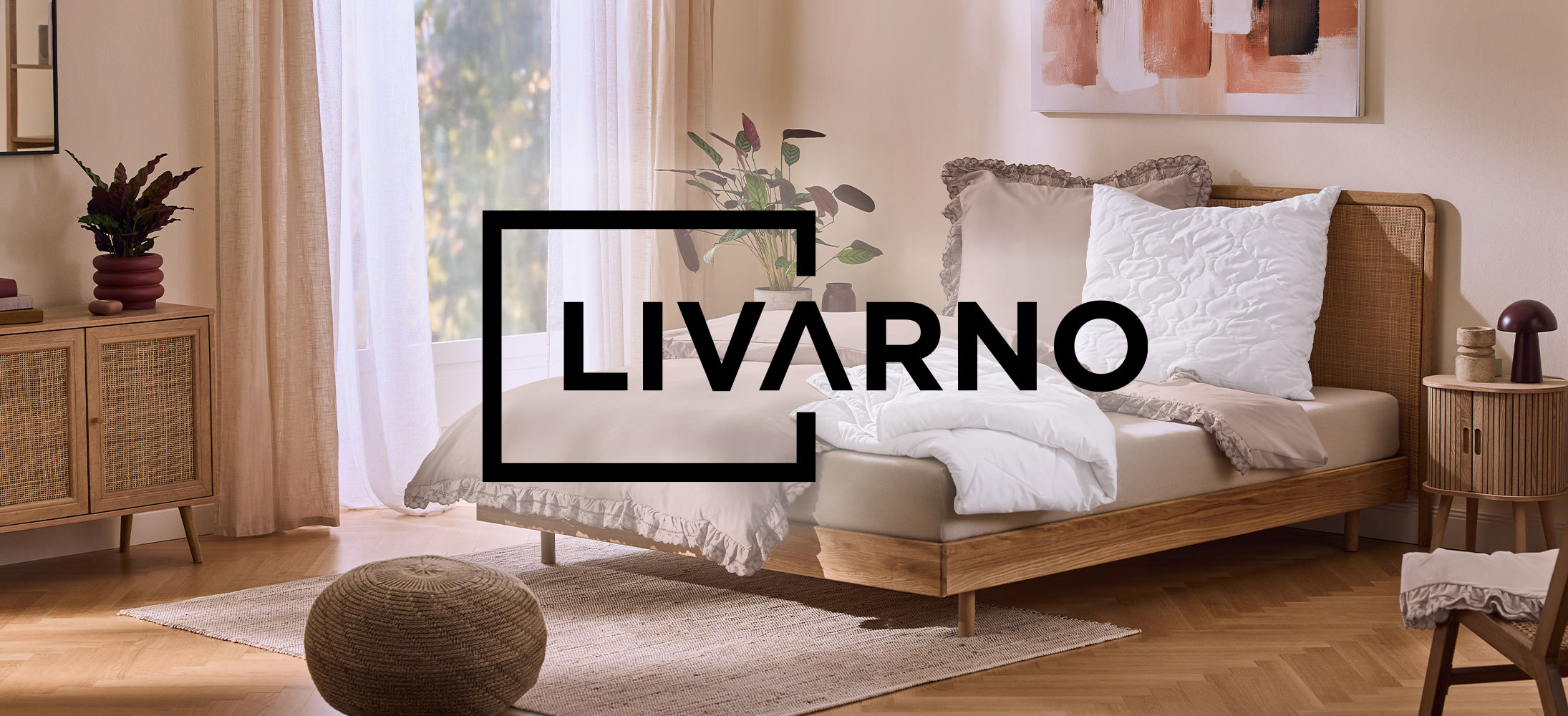 Schlafzimmer mit Bett, Nachttisch, Kommode und Pflanzen, im Hintergrund ein Fenster.
