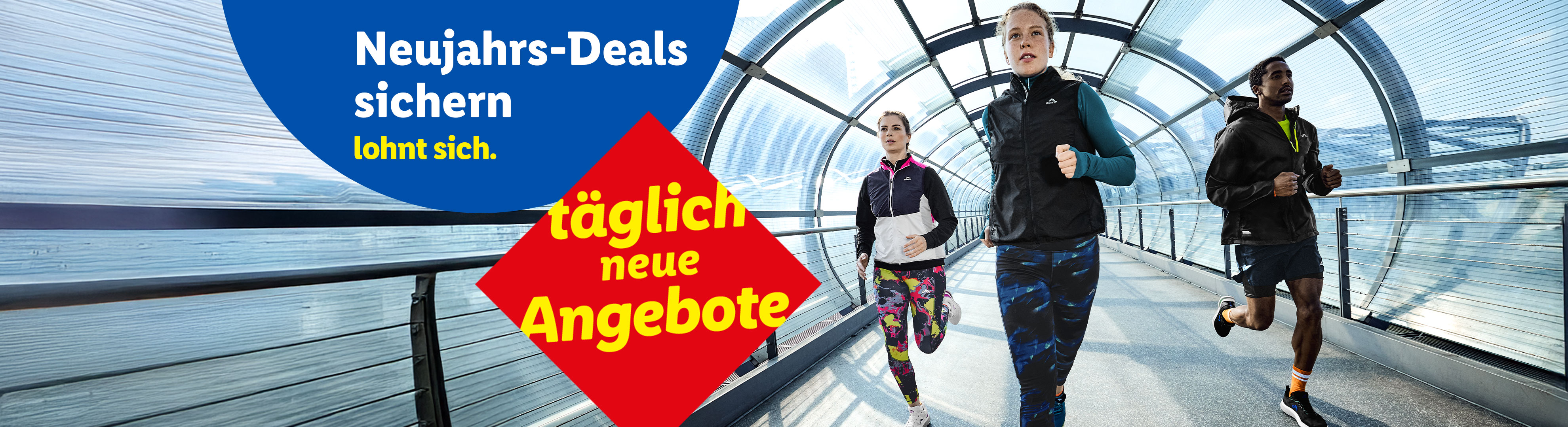 Drei Läufer in Sportkleidung in einem gläsernen Tunnel mit Text: Neujahrs-Deals sichern, lohnt sich. täglich neue Angebote