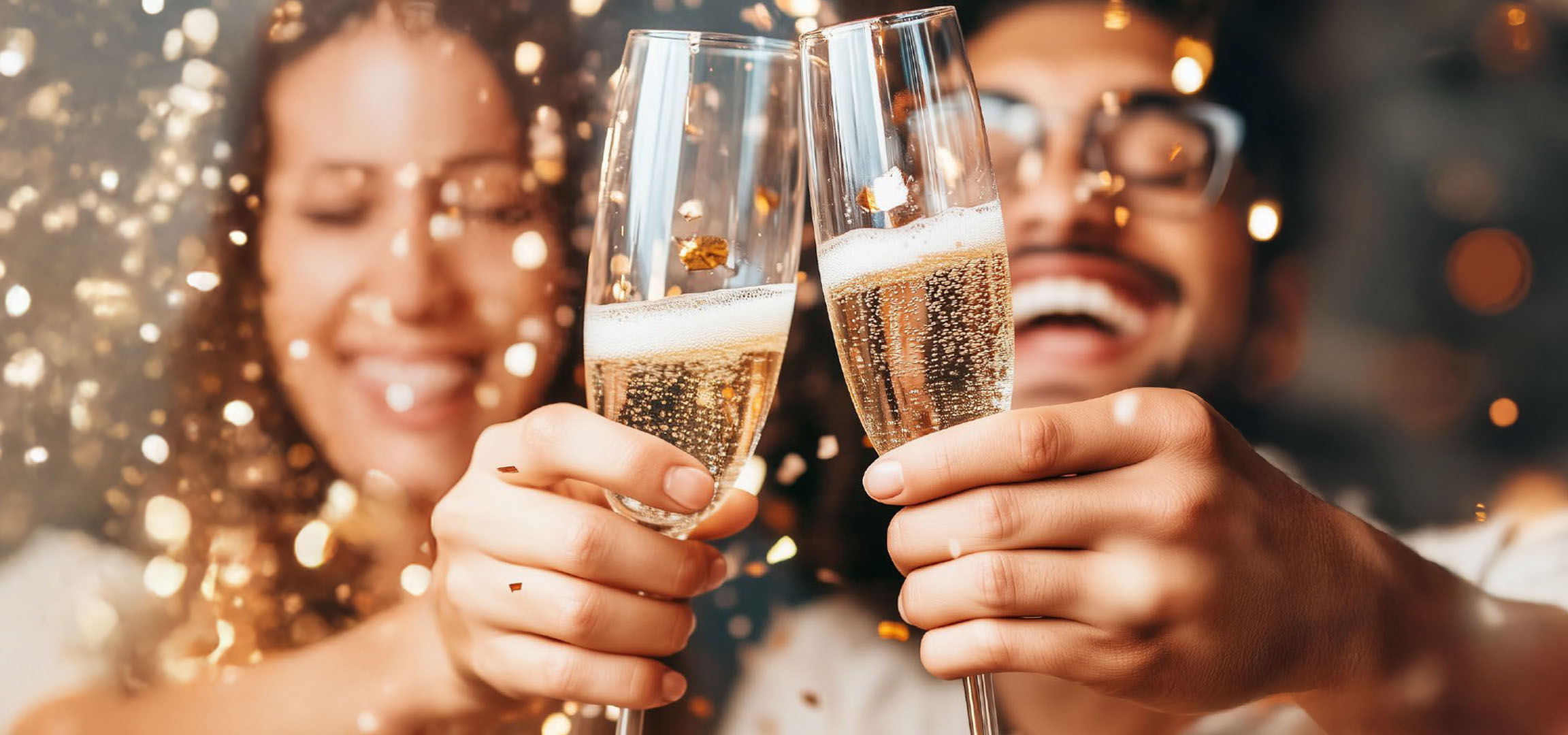 Zwei Champagnergläser in festlicher Atmosphäre.
