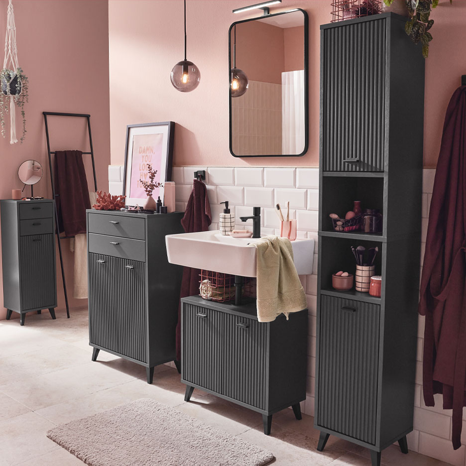 Modernes Badezimmer mit dunkelgrauen Möbeln und rosa Akzenten.
