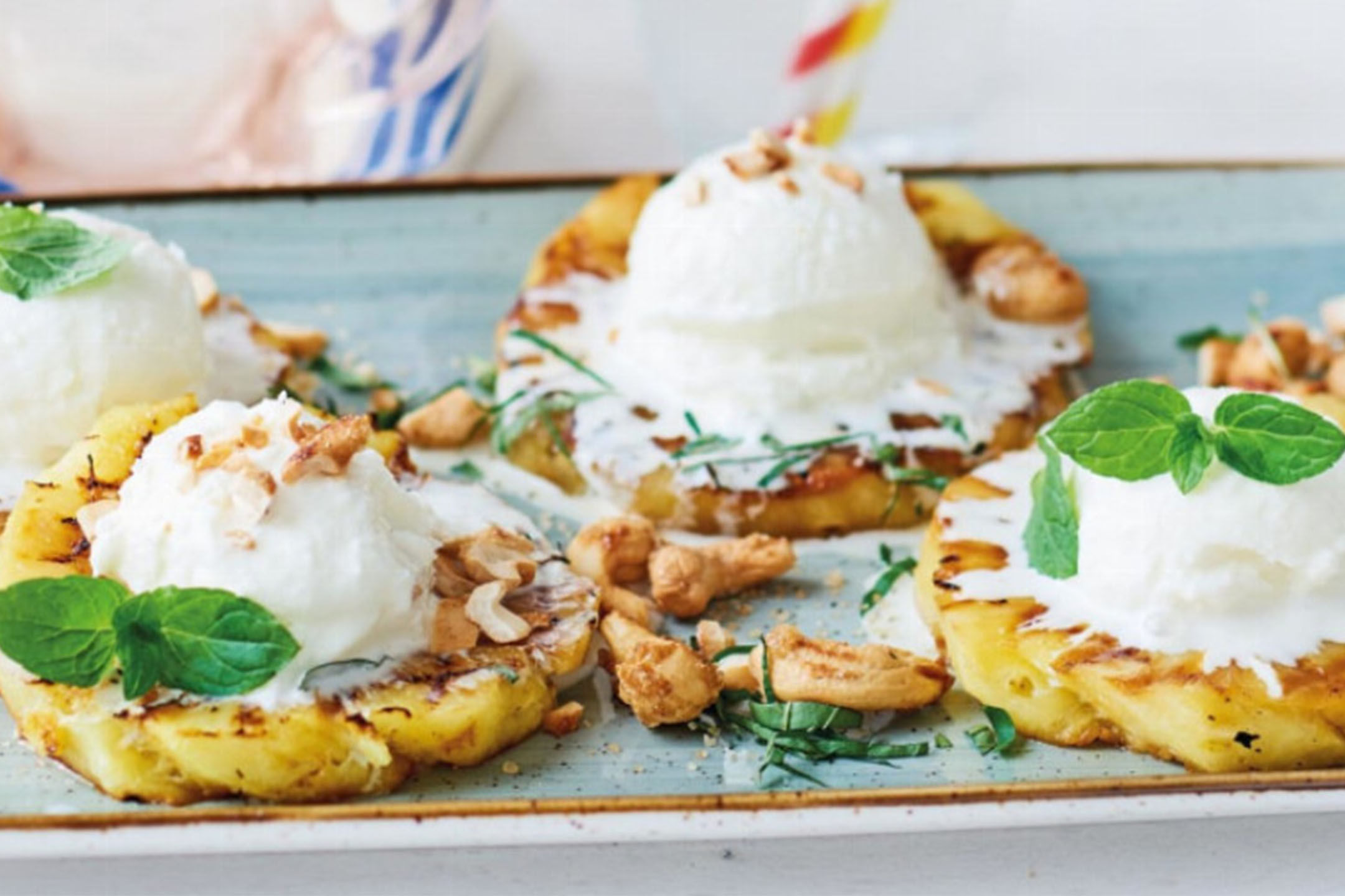 Gegrillte Ananas mit Kokoseis, Cashewkernen und Minze.