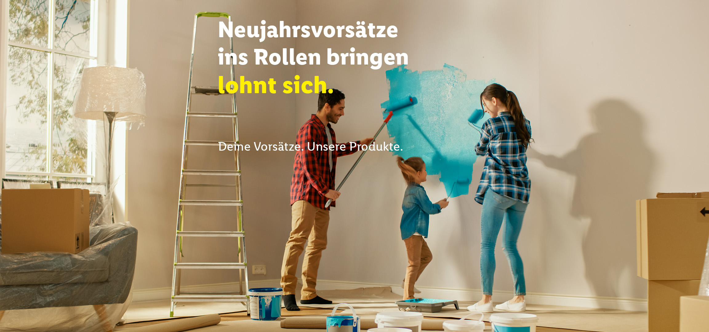 Familie streicht eine Wand türkis, mit dem Text: „Neujahrsvorsätze ins Rollen bringen lohnt sich“