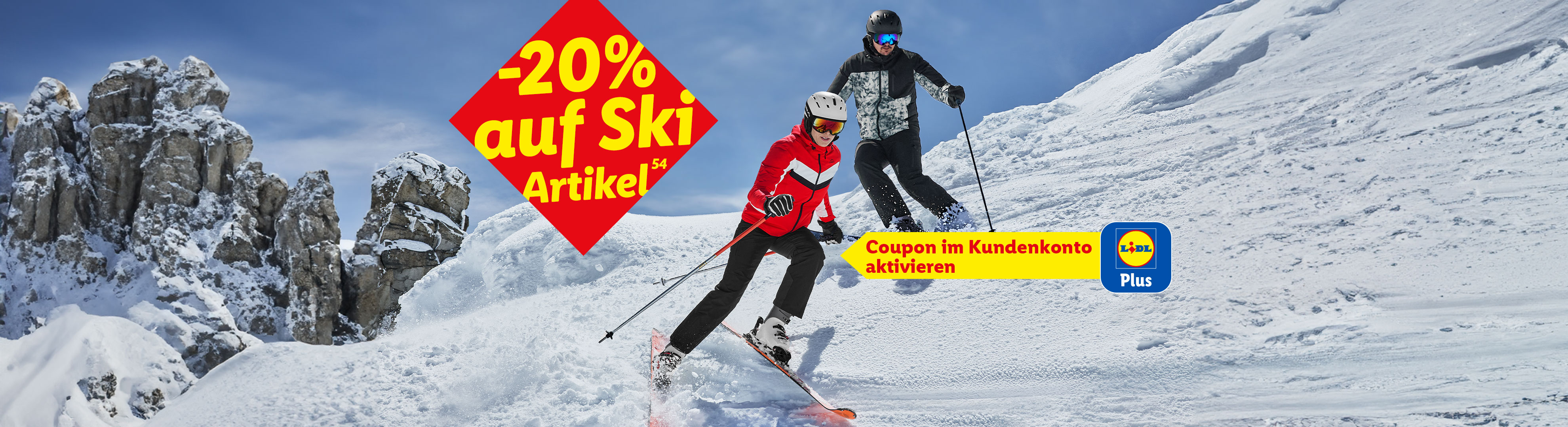 Zwei Skifahrer auf einer Skipiste mit einem roten Rabattbanner für Ski-Artikel und einem Lidl Plus Coupon.