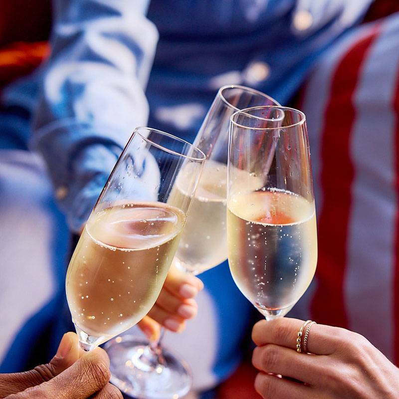 Drei Gläser Champagner beim Anstoßen.