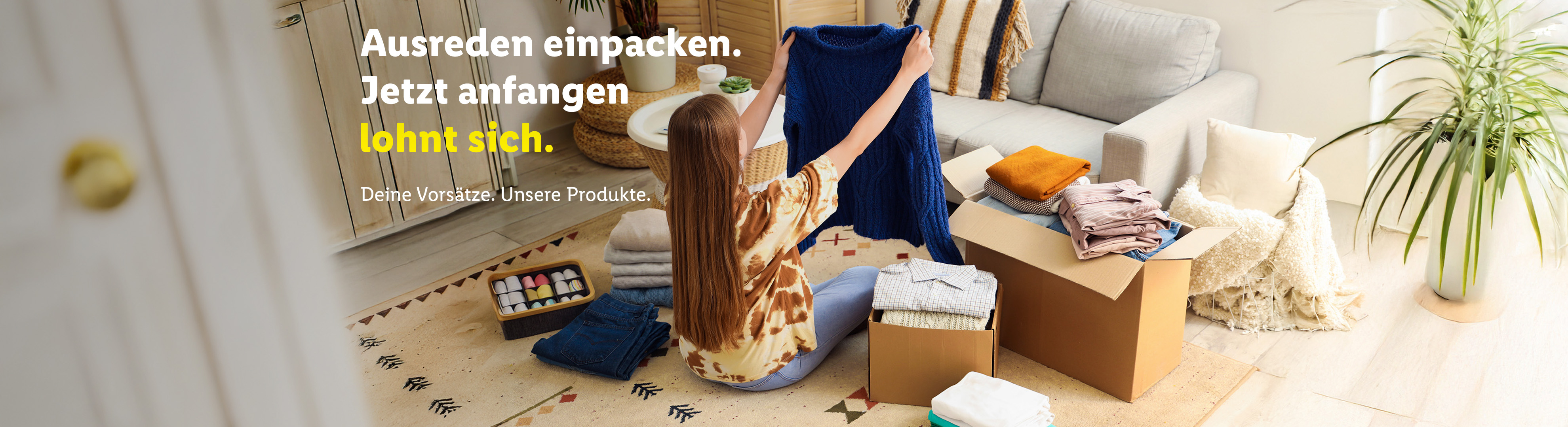 Frau packt Kleidung in Kartons, mit Text: „Ausreden einpacken. Jetzt anfangen lohnt sich.“