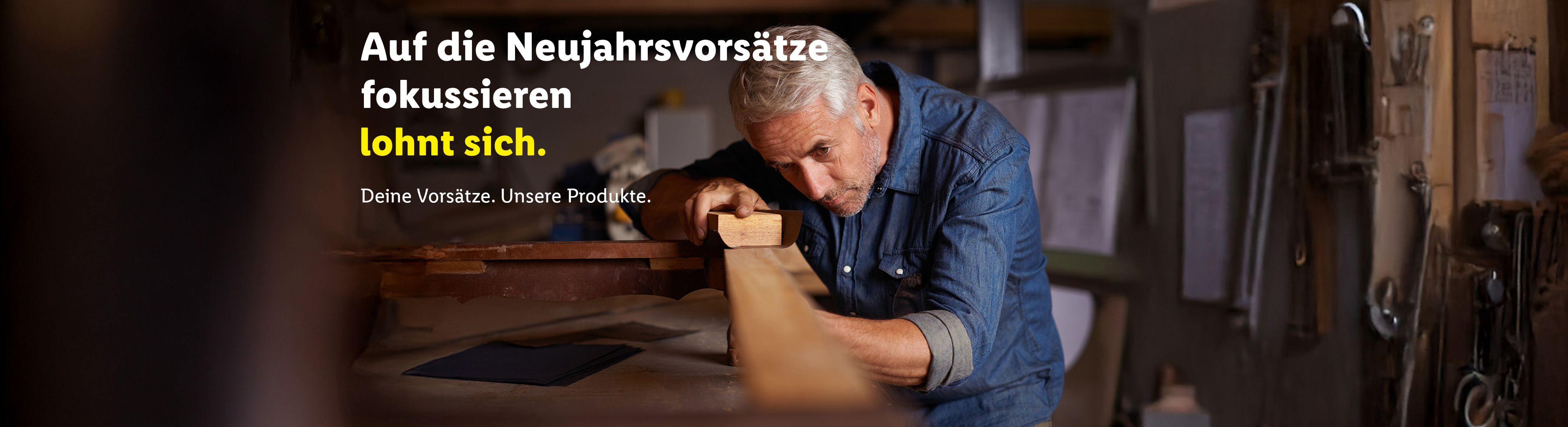 Mann schleift Holz, Text: Auf die Neujahrsvorsätze fokussieren lohnt sich. Deine Vorsätze. Unsere Produkte.