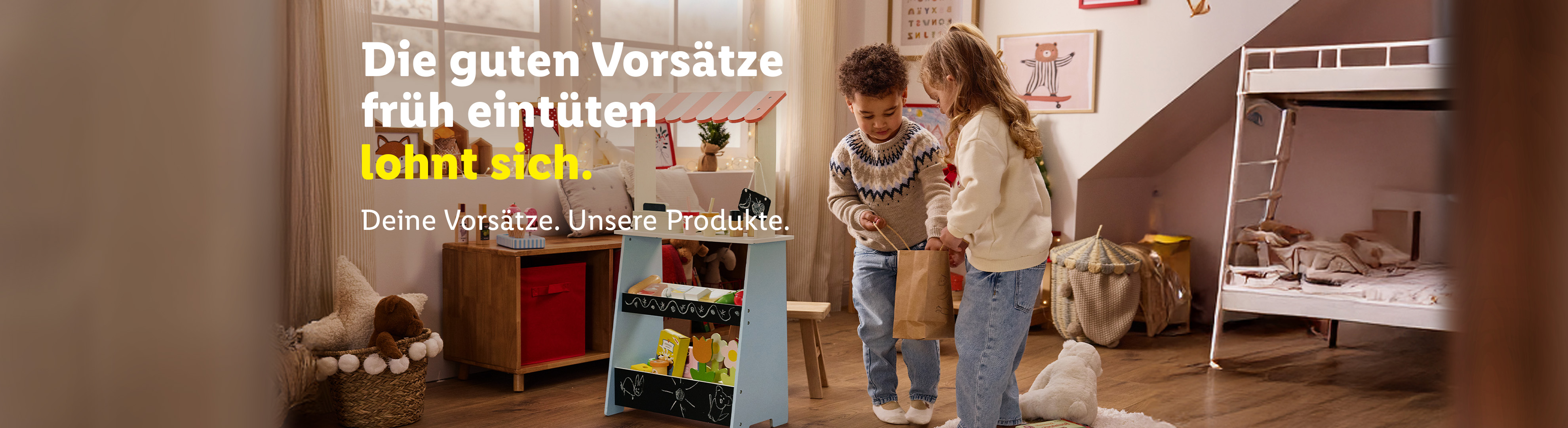 Zwei Kinder spielen mit einem Spielzeugstand, Text: „Die guten Vorsätze früh eintüten lohnt sich.“
