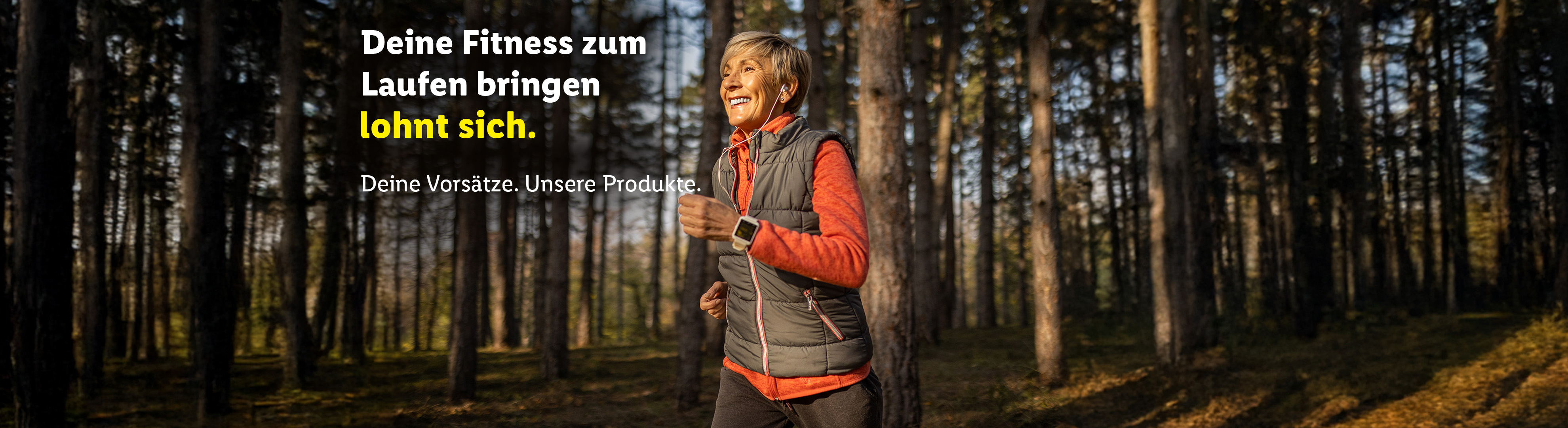 Frau läuft im Wald, Text: Deine Fitness zum Laufen bringt sich. Deine Vorsätze. Unsere Produkte.