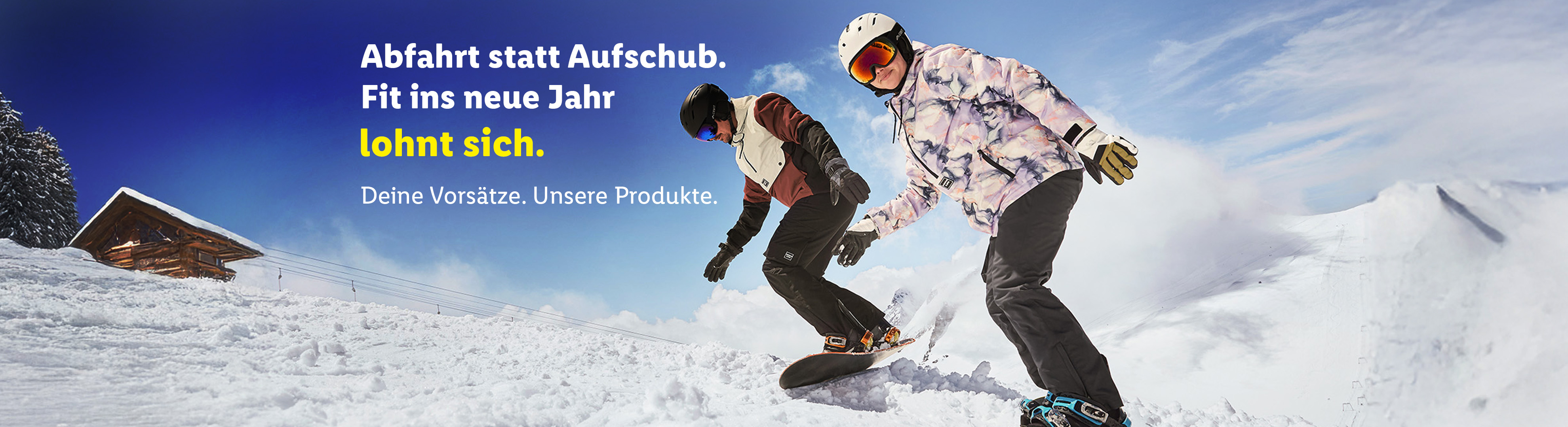 Zwei Snowboarder auf einer verschneiten Piste mit dem Text: „Abfahrt statt Aufschub. Fit ins neue Jahr lohnt sich.“