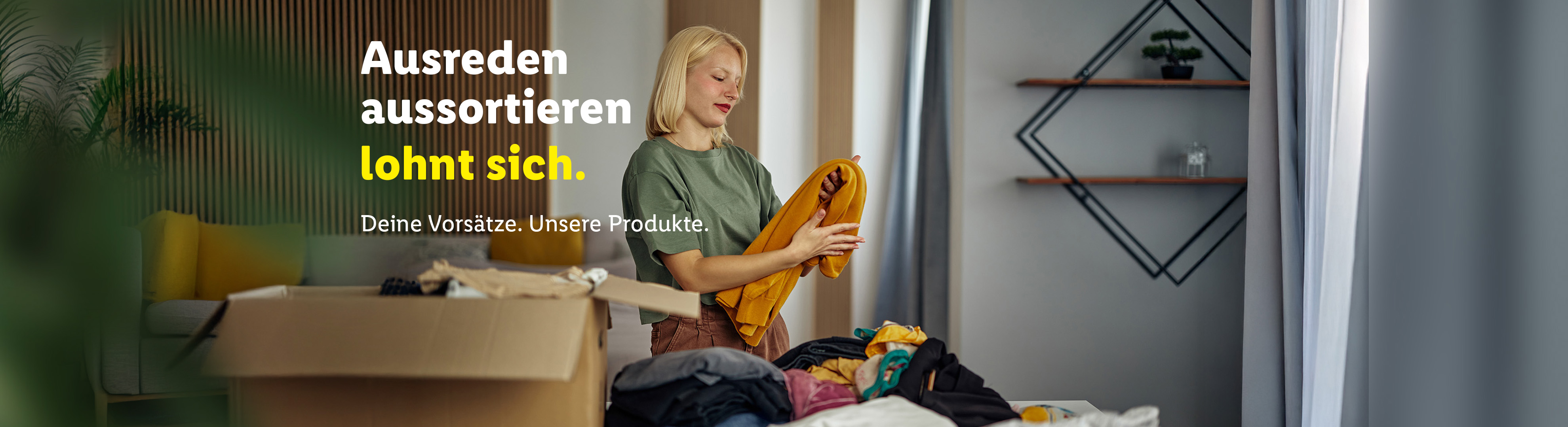 Frau sortiert Kleidung, mit Text „Ausreden aussortieren lohnt sich. Deine Vorsätze. Unsere Produkte.“