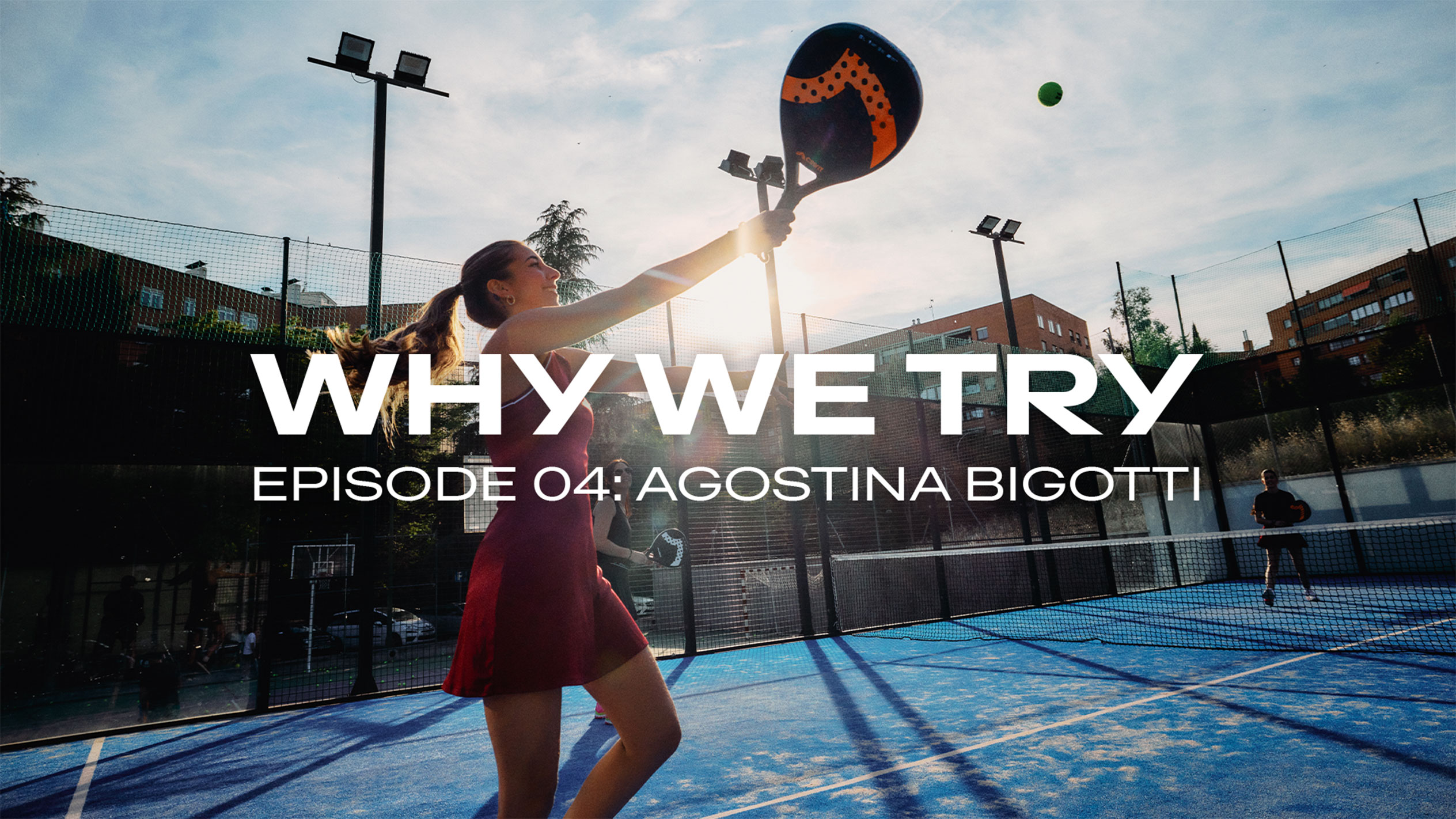 Agostina Bigotti schlägt einen Padel-Ball auf einem Outdoor-Court mit einem CRIVIT Padel-Schläger in die Höhe.