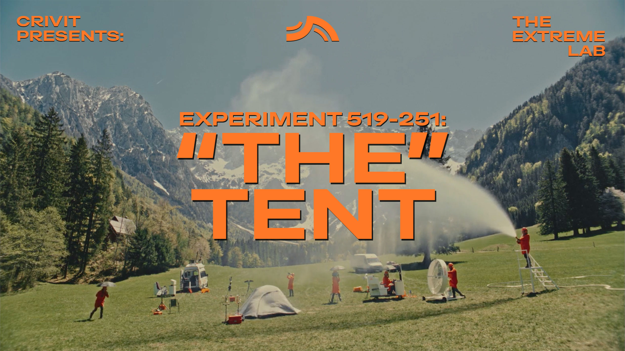Personen in orangefarbenen Anzügen testen Zelt und Campingausrüstung in den Bergen.