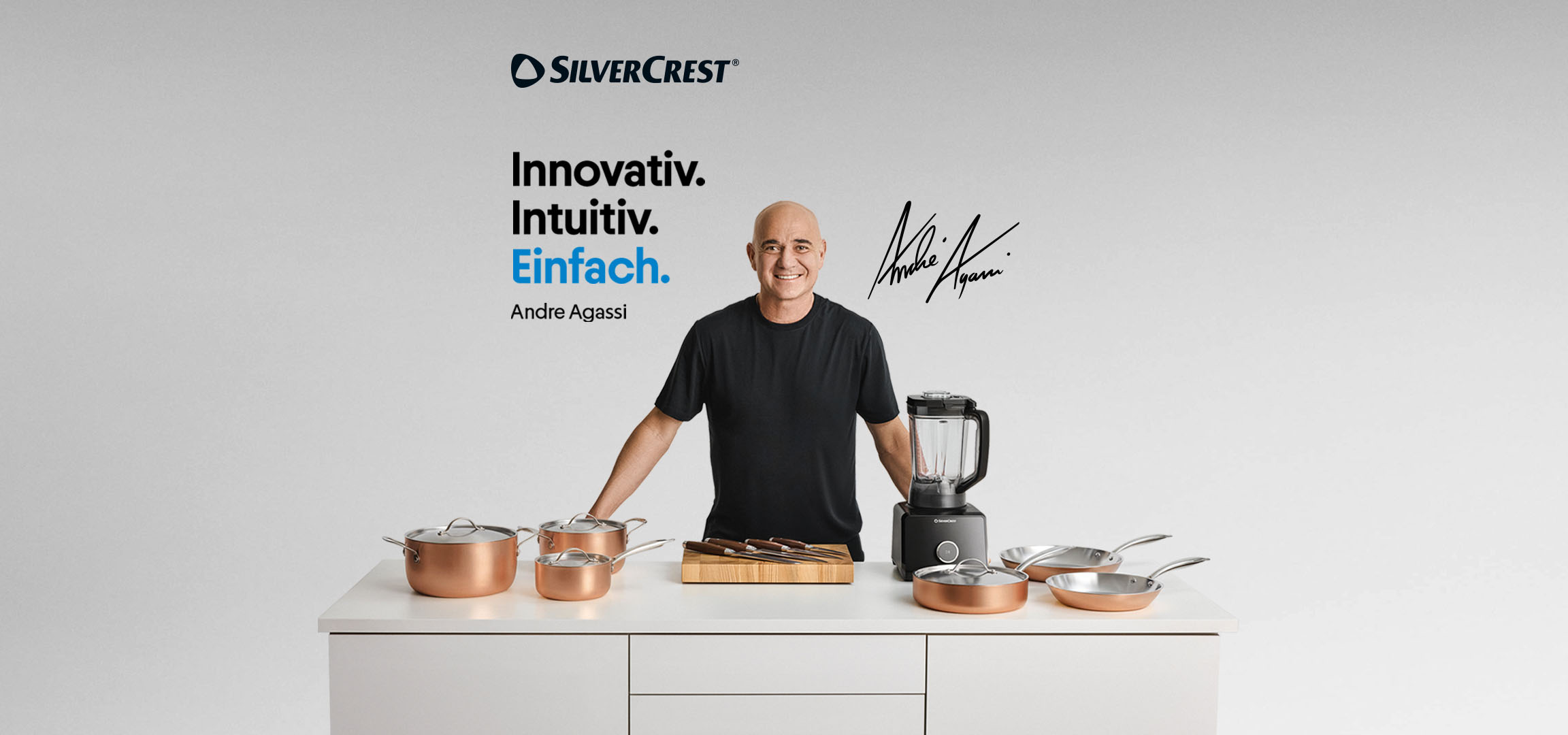Andre Agassi mit Küchenutensilien, darunter Töpfe, Pfannen, Messer und ein Mixer. Text: Innovativ. Intuitiv. Einfach.