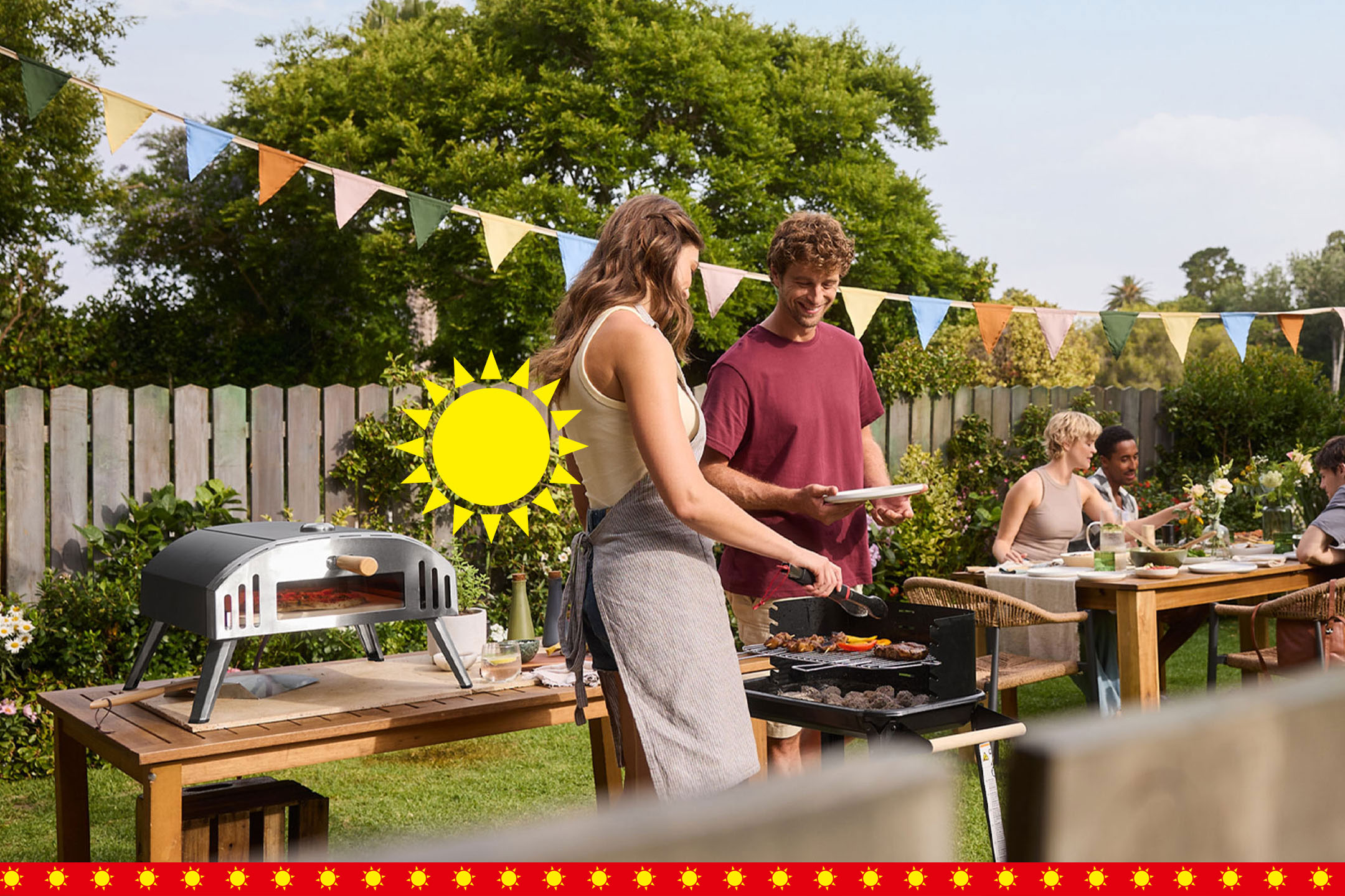 Paar grillt im Garten mit Pizzaofen und Grill, Freunde sitzen am Tisch. AI-generiert