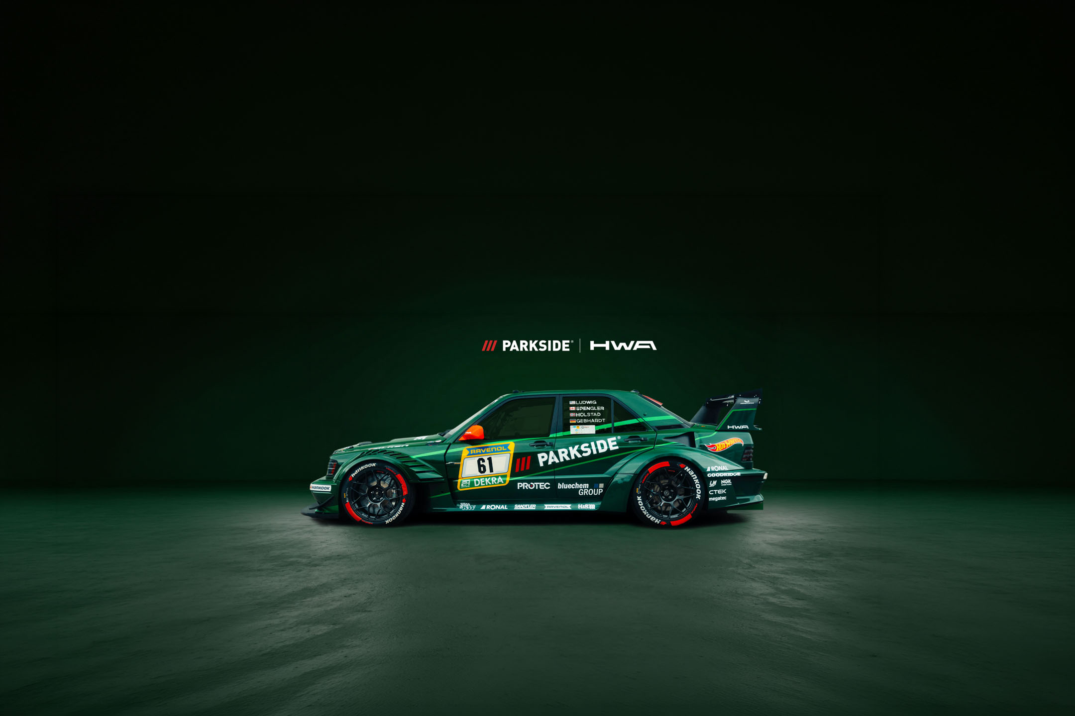 Grüner Rennwagen mit Sponsorenlogos, vor einem dunkelgrünen Hintergrund.