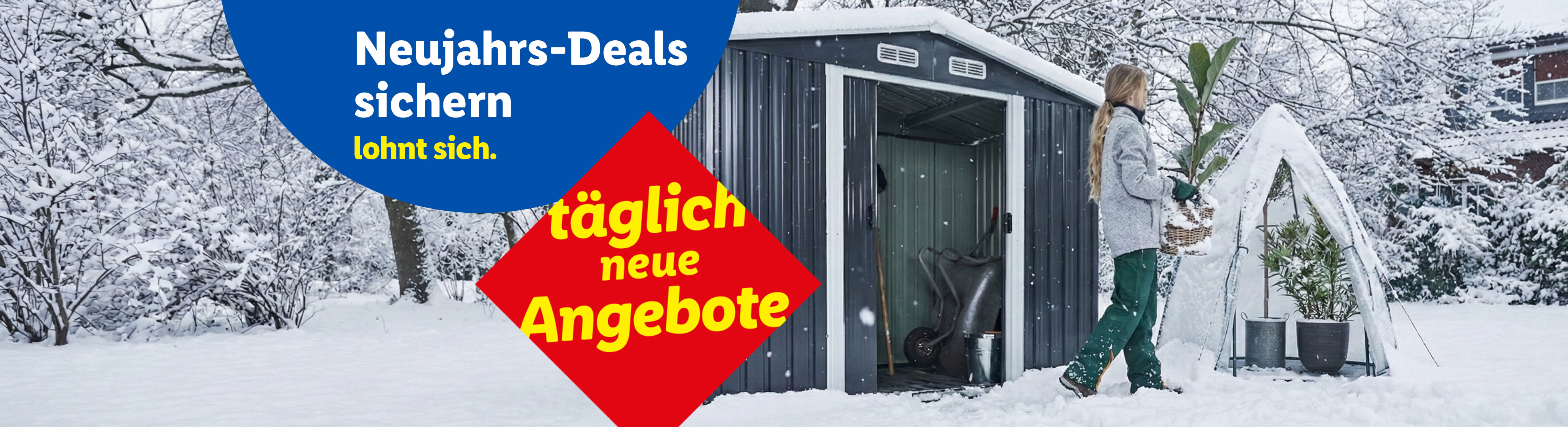 Neujahrs-Deals sichern: Frau trägt Pflanze zu einem Geräteschuppen im Schnee, tägliche Angebote.