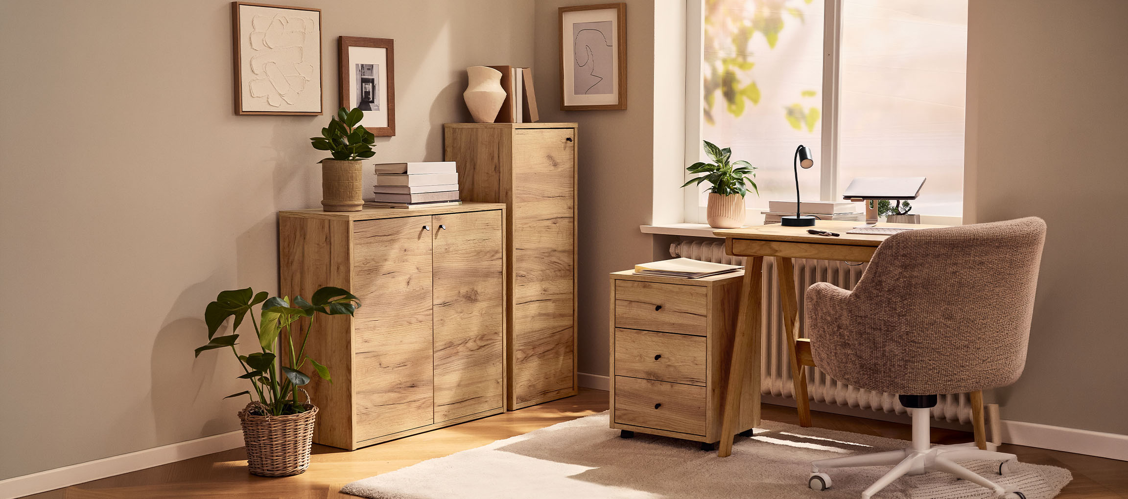 Heimbüro mit Holzschränken, Schreibtisch und Stuhl, dekoriert mit Pflanzen und Bildern.