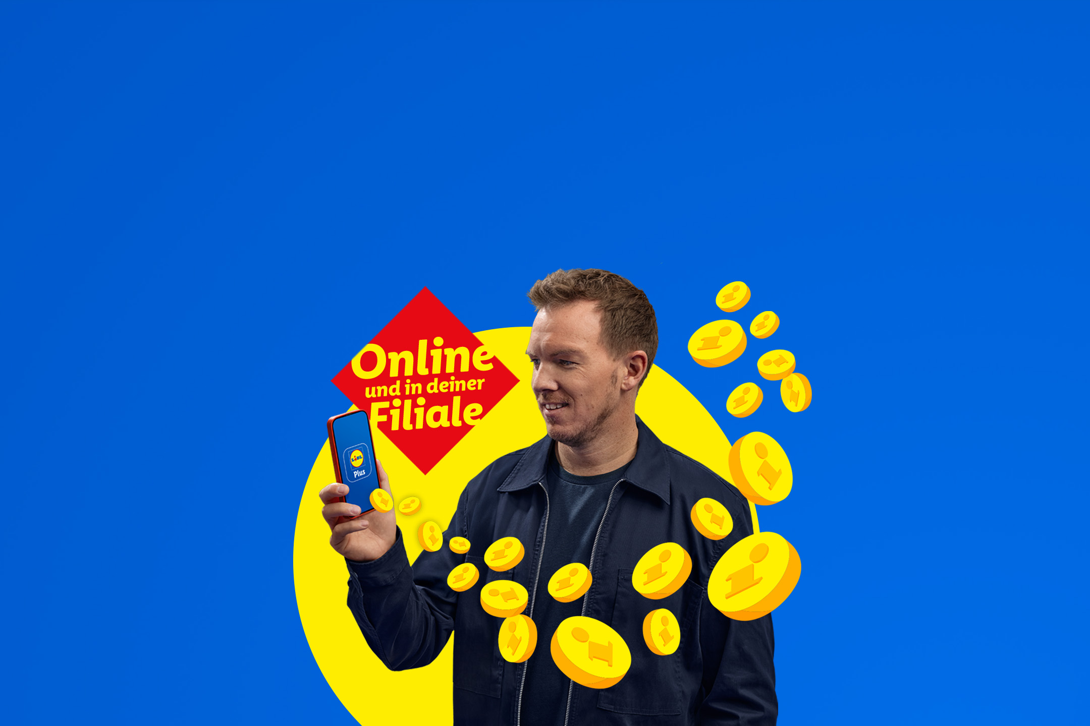 Mann hält Smartphone mit App, umgeben von Münzen und Text „Online und in deiner Filiale“.