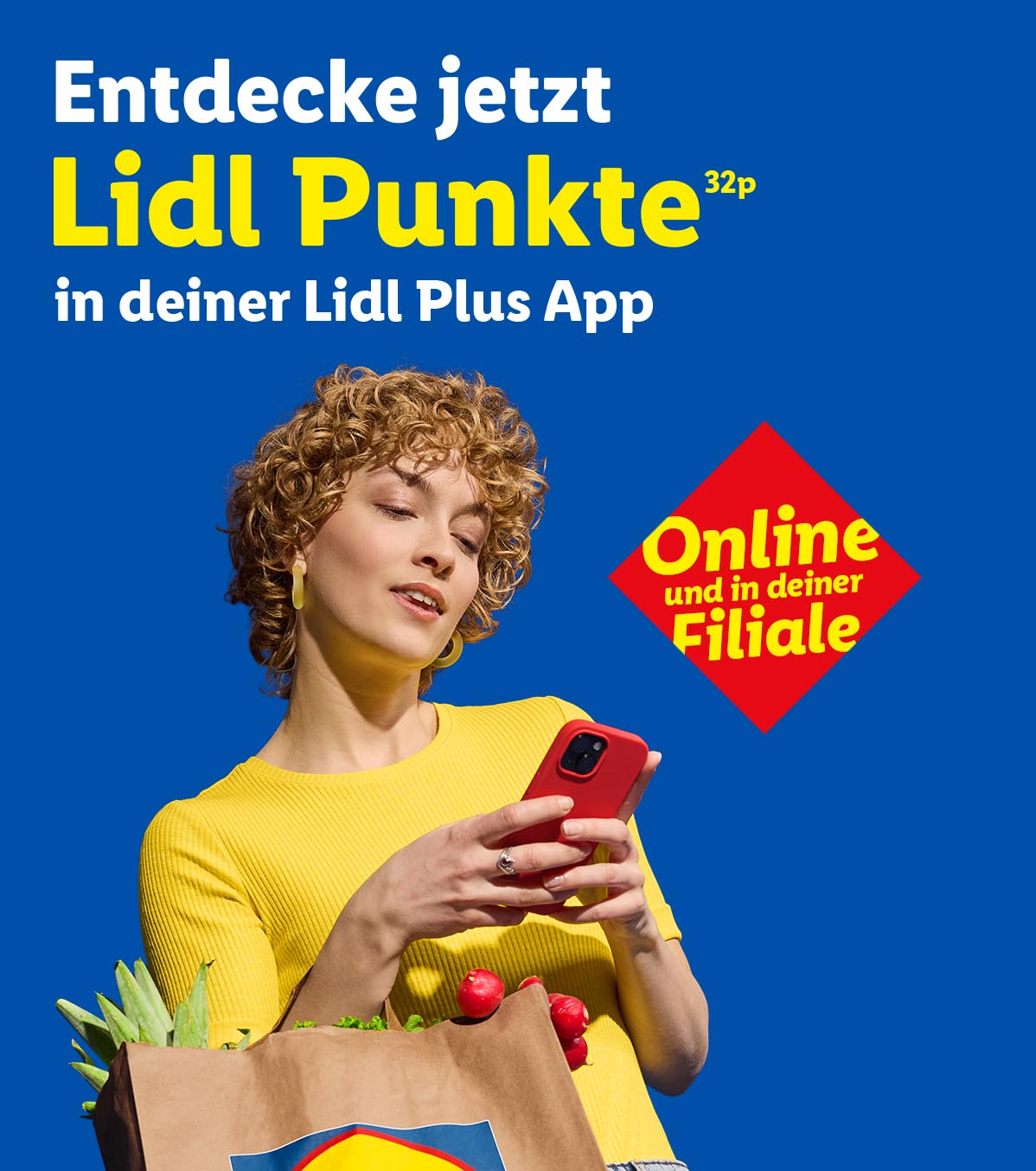 Eine Frau mit Einkaufstüte und Smartphone, bewirbt Lidl Punkte in der Lidl Plus App, online und in der Filiale.