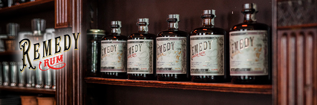 Remedy Rumflaschen im Regal.