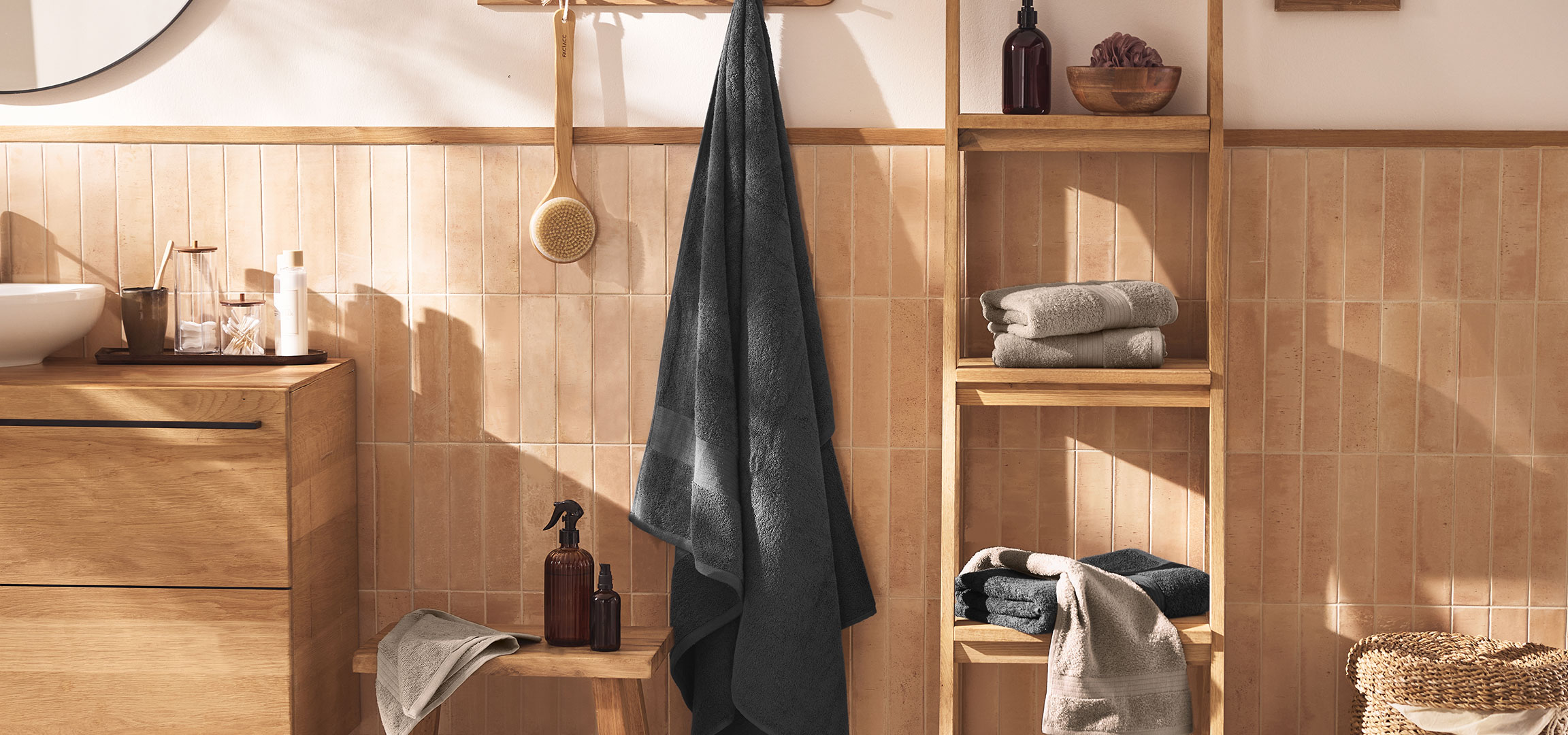 AI-generiert: Modernes Badezimmer mit Waschbecken, Holzschrank, Handtüchern und Accessoires.