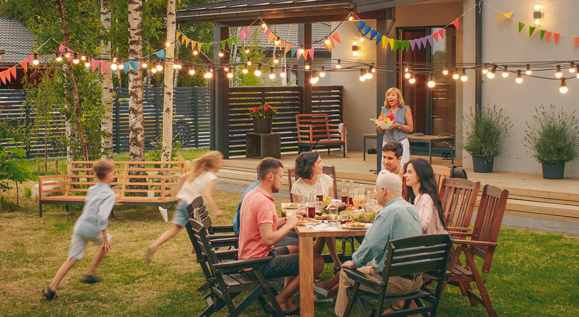 Familiengrillen im Garten.